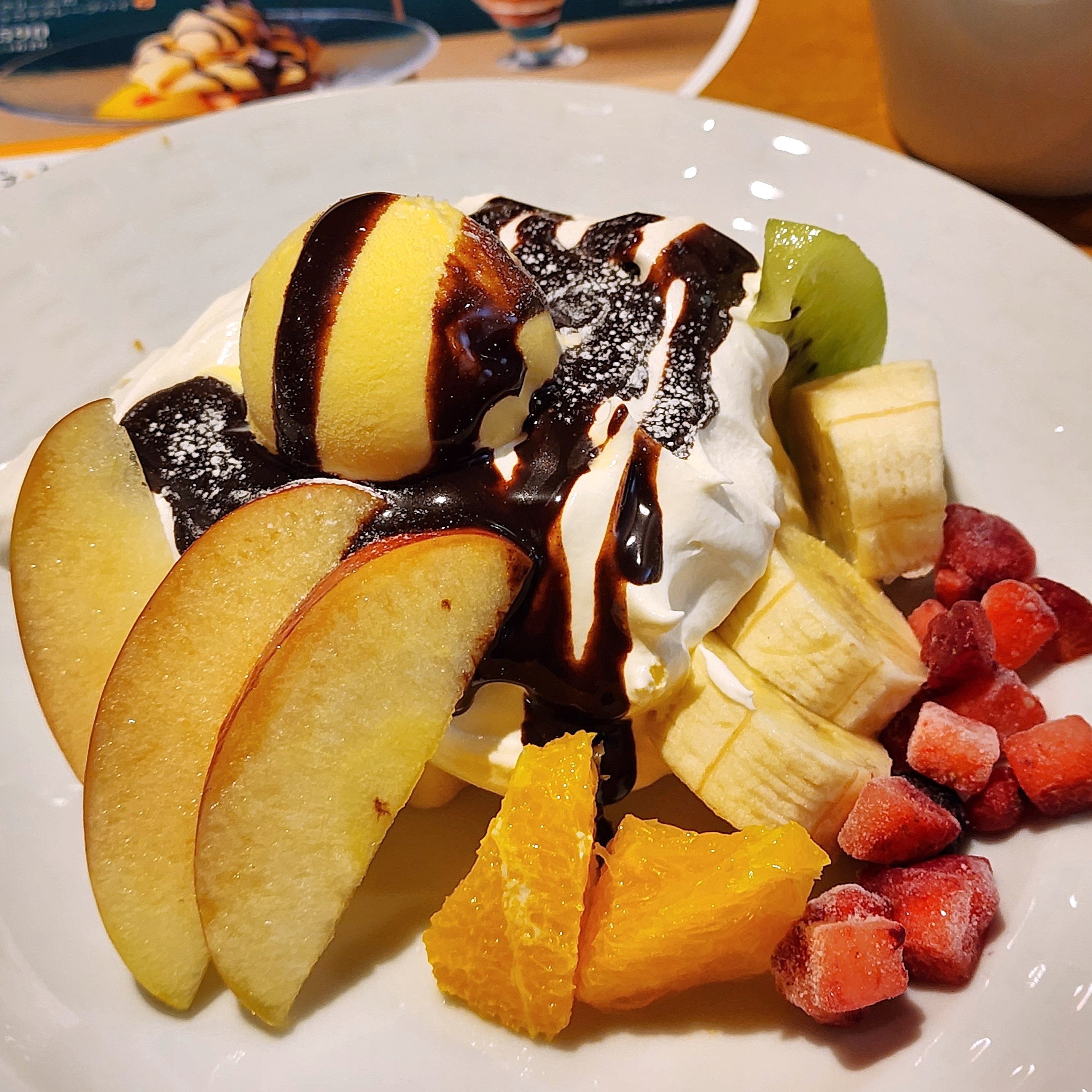 ココスのおすすめスイーツ「フルーツとふわとろホイップのショートケーキ」