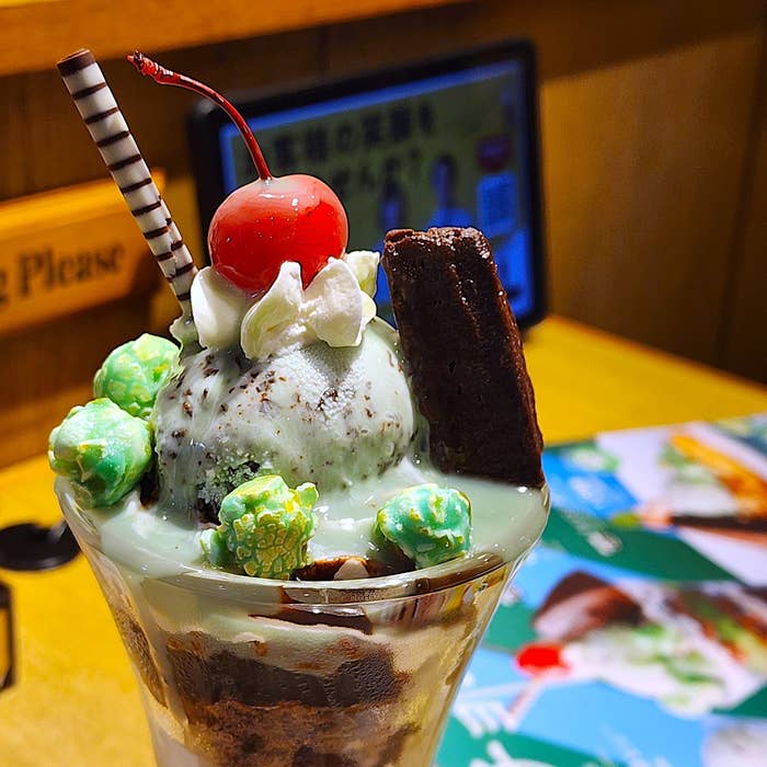 ココスのおすすめスイーツ「チョコミン党パフェ」