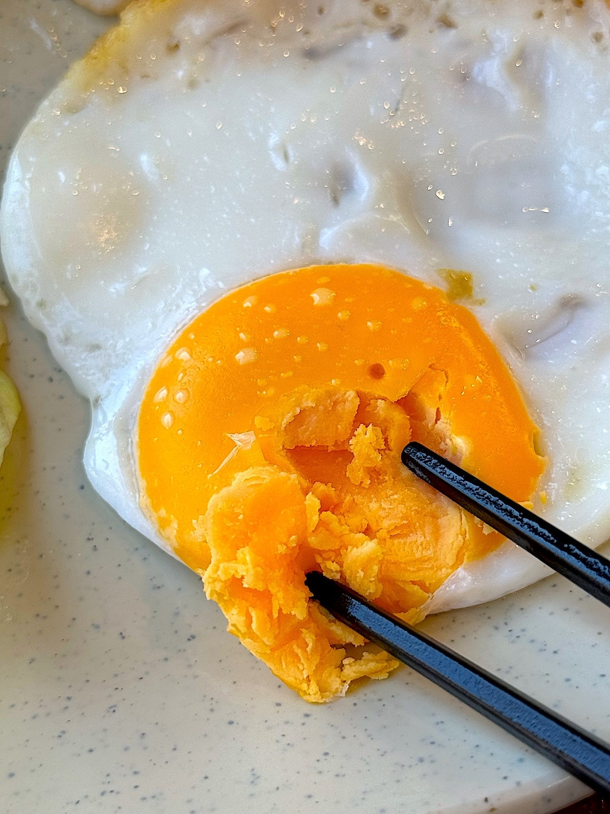 すき家のオススメのモーニング「牛小鉢ベーコンエッグ朝食」