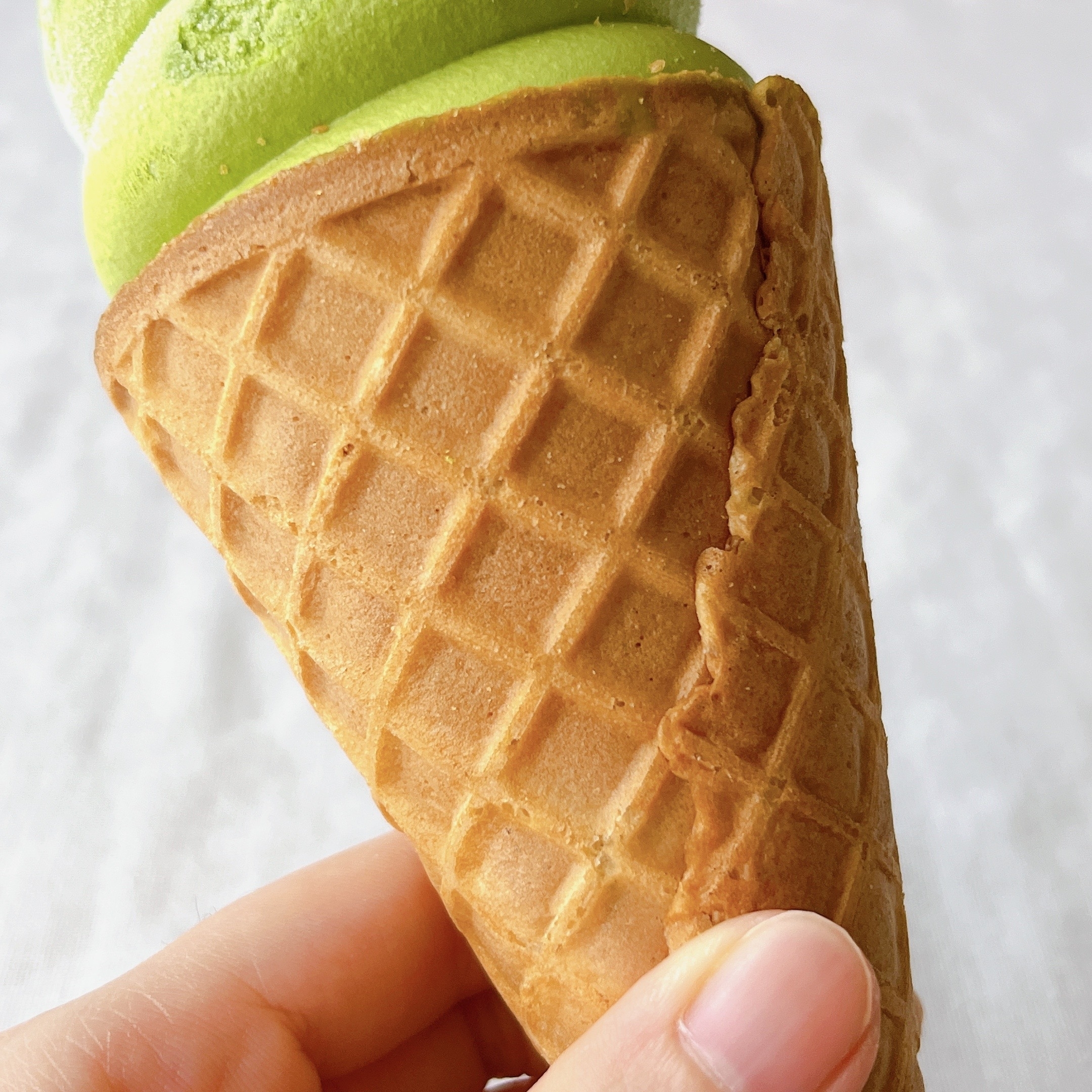 セブンイレブンのオススメのスイーツ「金のアイス ワッフルコーン 手摘み宇治抹茶 180ml」