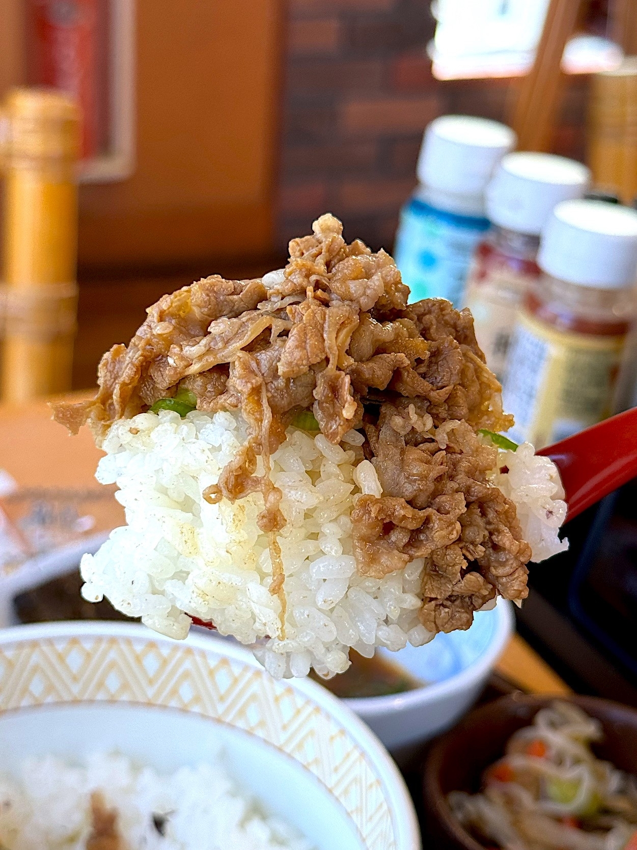 すき家のオススメのモーニング「牛小鉢ベーコンエッグ朝食」