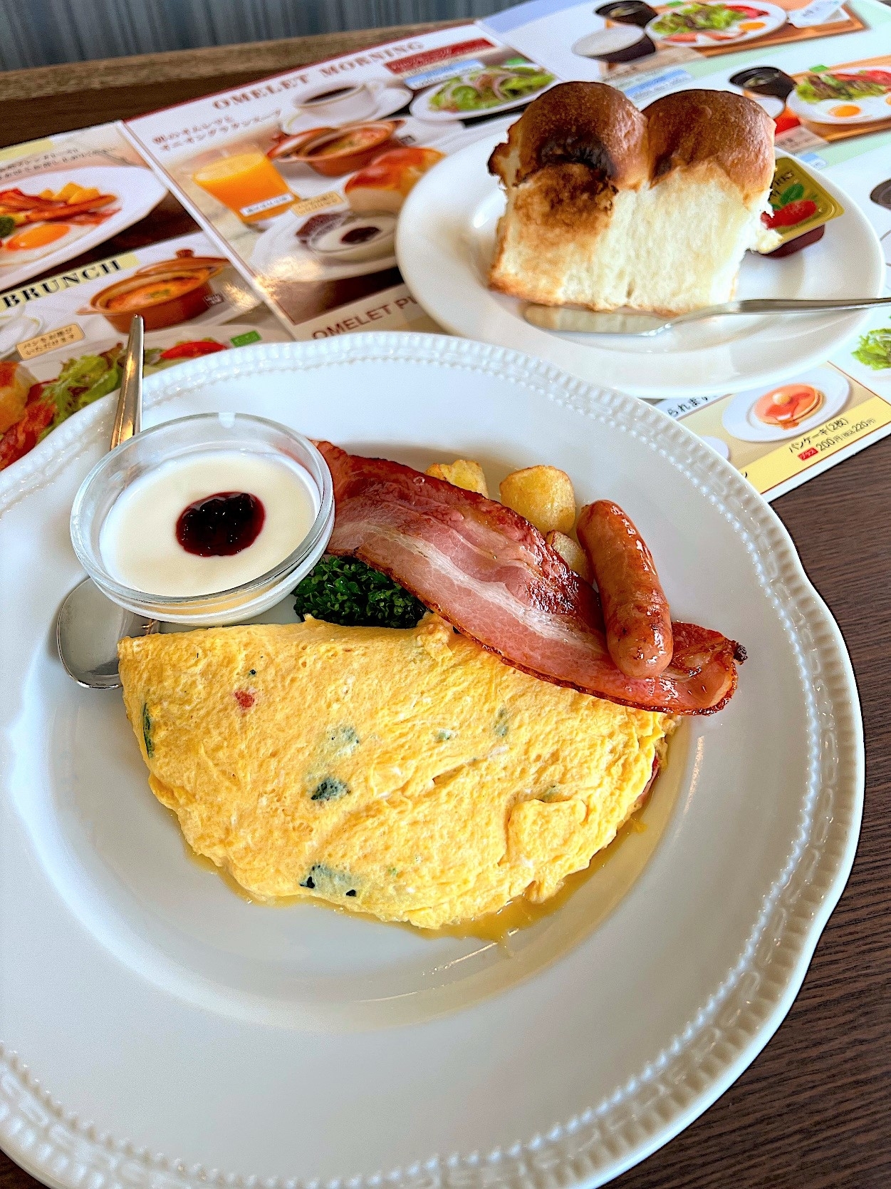 ロイヤルホストのオススメのモーニング「オムレツプレート(英国風パン)」