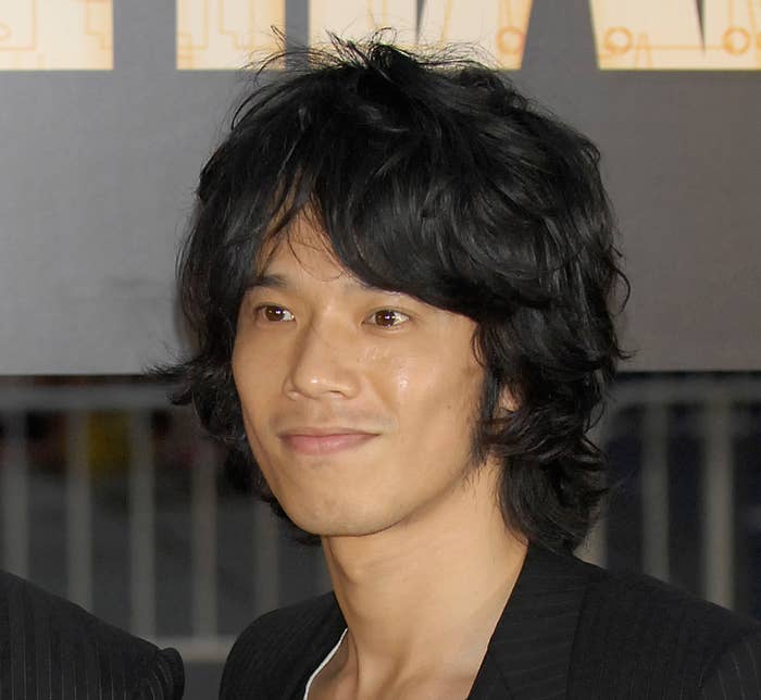 2人の男性が並んでスーツを着ています。