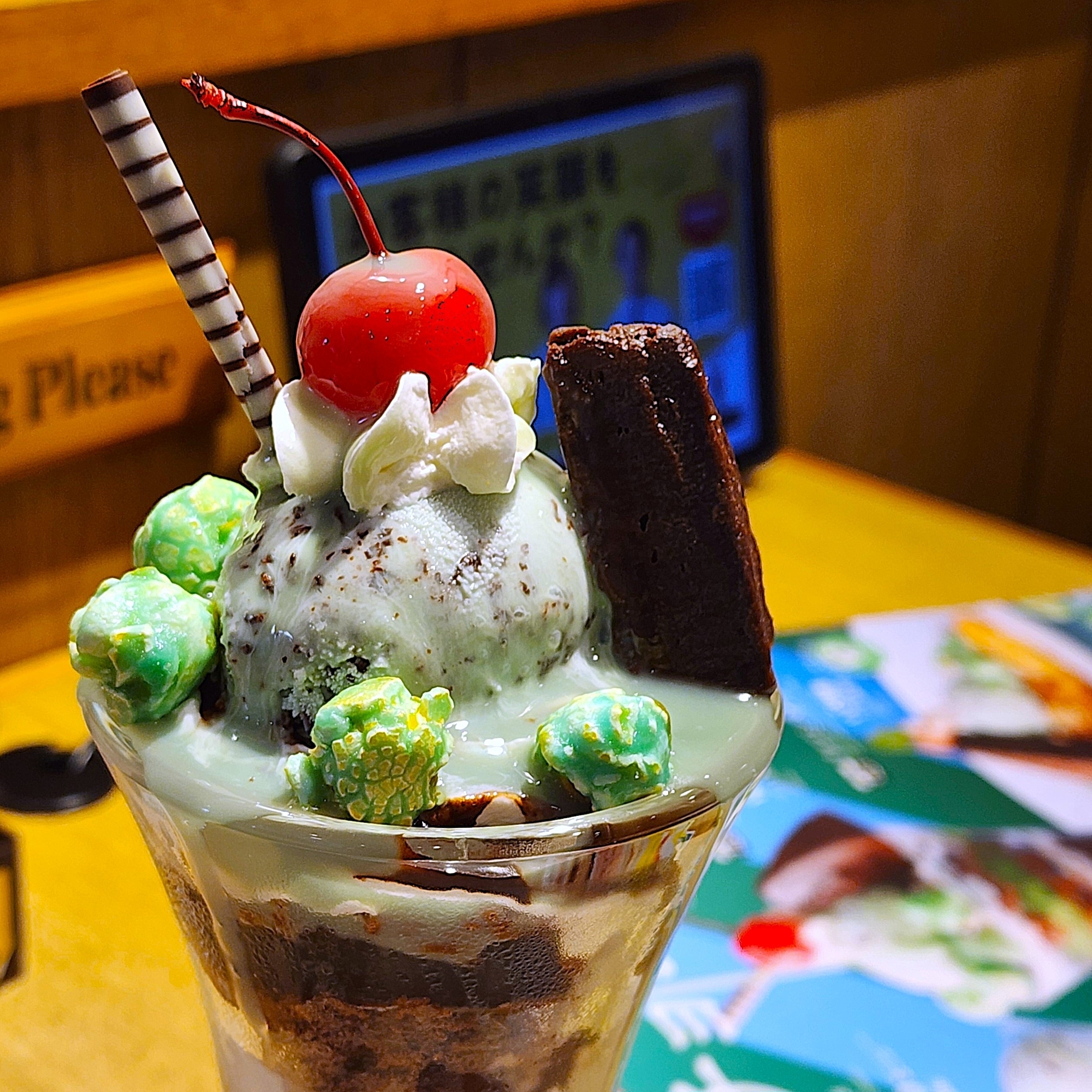 ココスのおすすめスイーツ「チョコミン党パフェ」