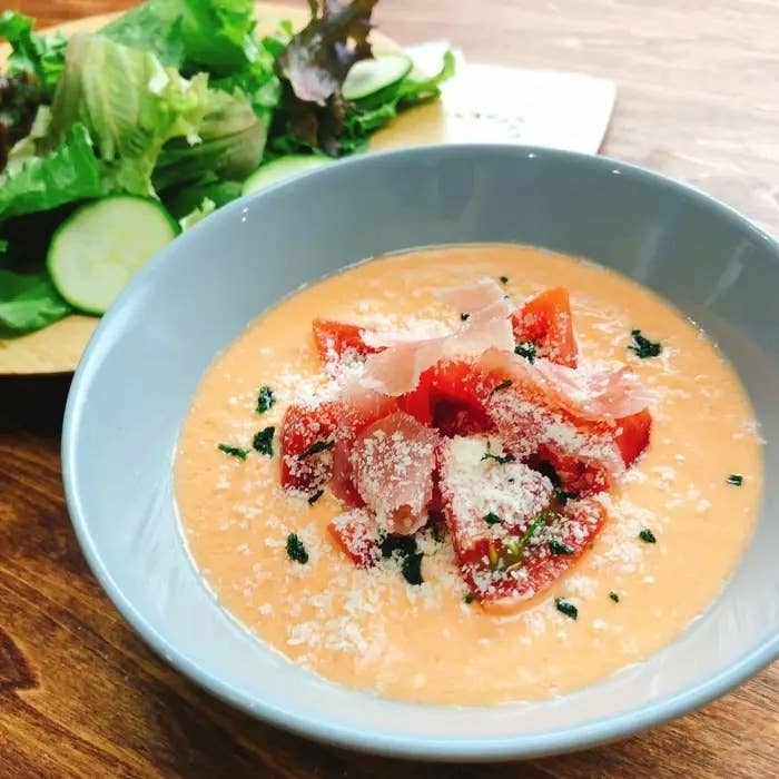 皿に盛られた冷製スープとサラダがあります。