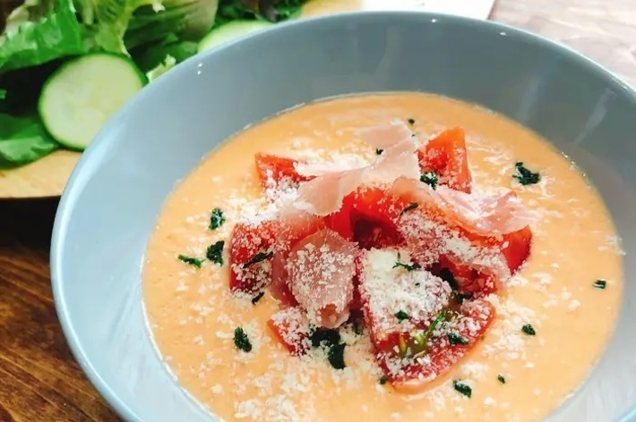 サラダを添えたおしゃれなトマトスープ。