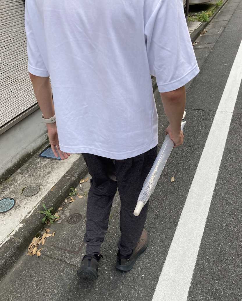 実際に傘を水平に持って検証する人の写真（BuzzFeed Japan）