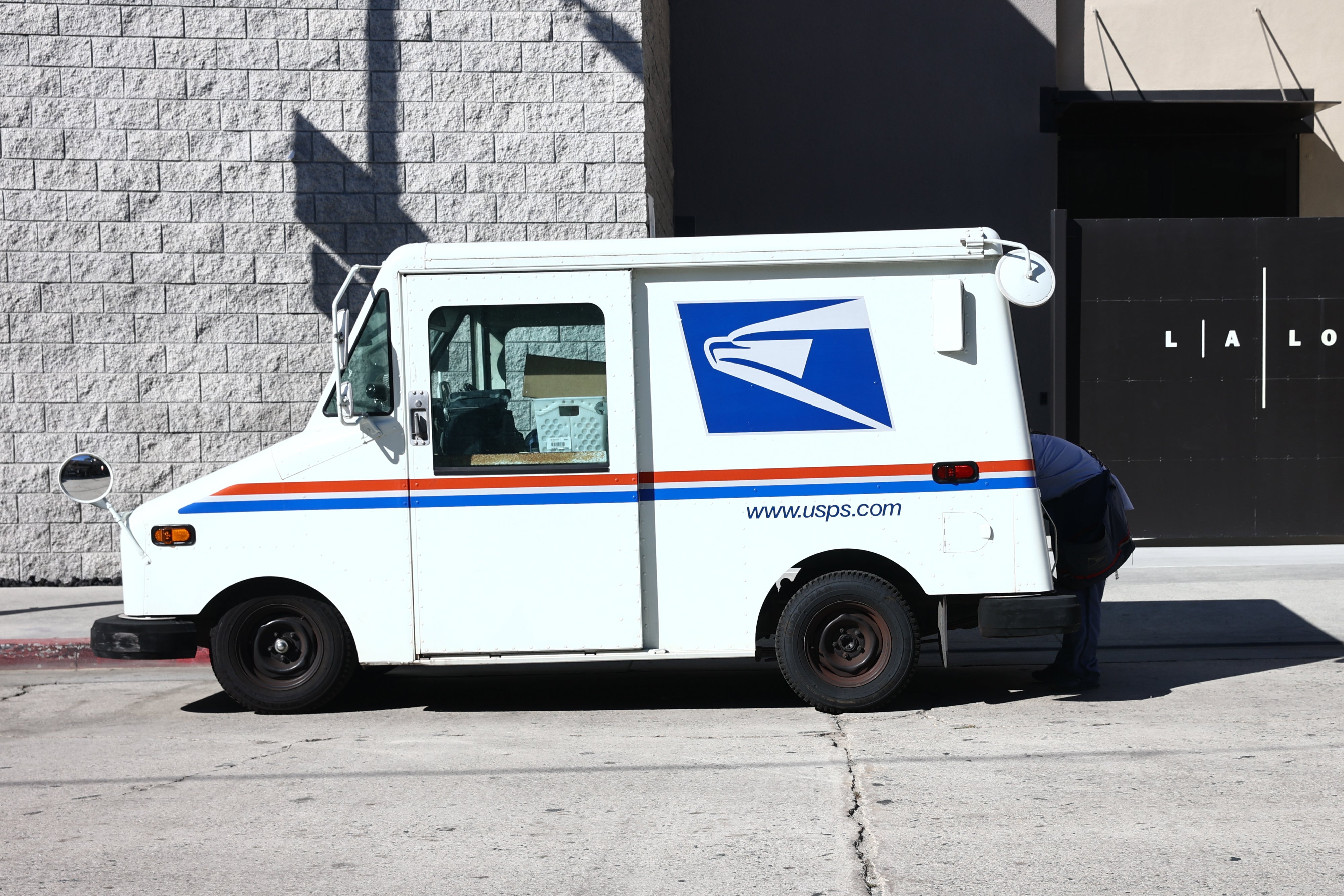 衝撃】郵便局の配達車、新デザインが……。ネットで“称賛”のワケとは？米
