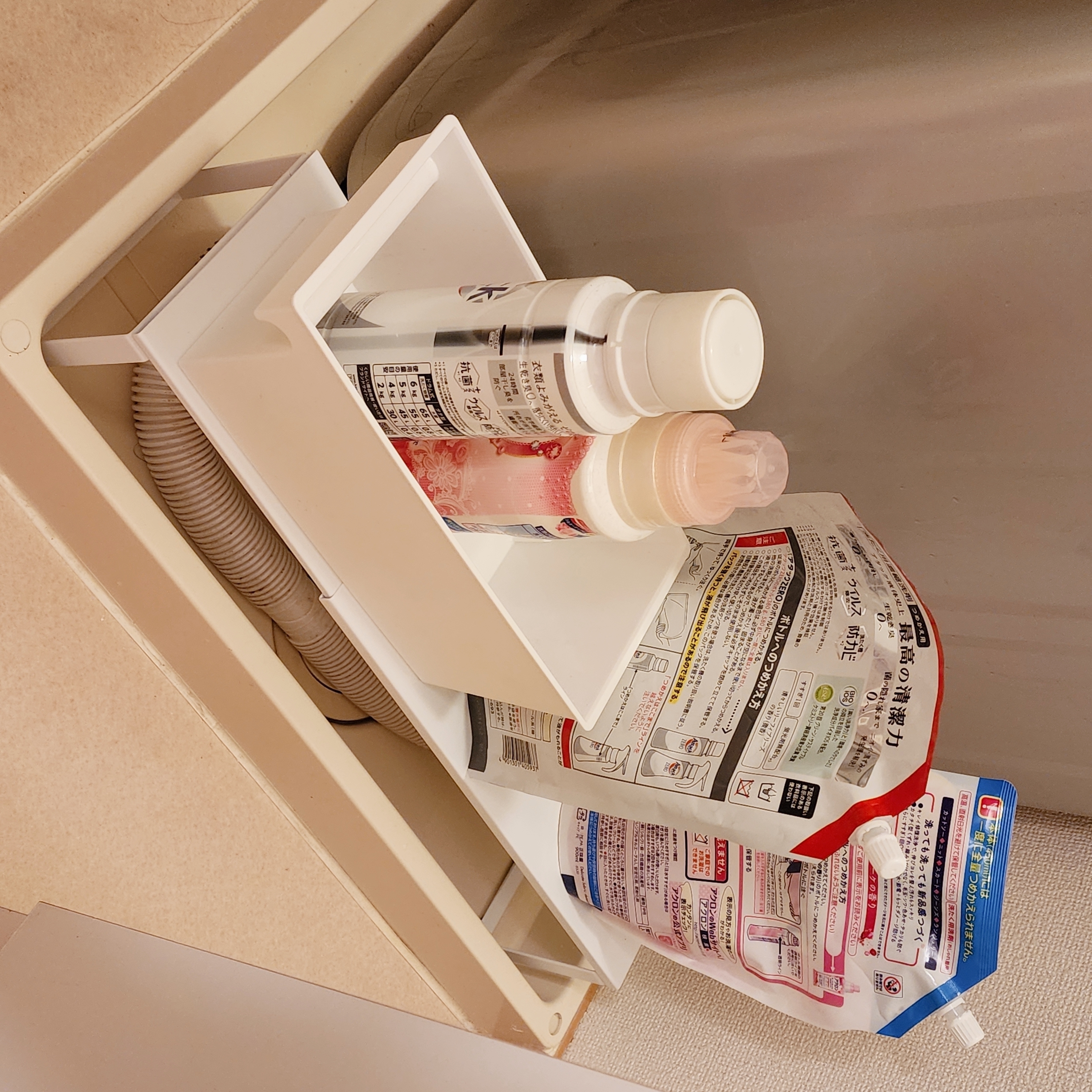 ニトリのおすすめ収納グッズ「伸縮洗濯機排水口ラック（9474 ホワイト）」