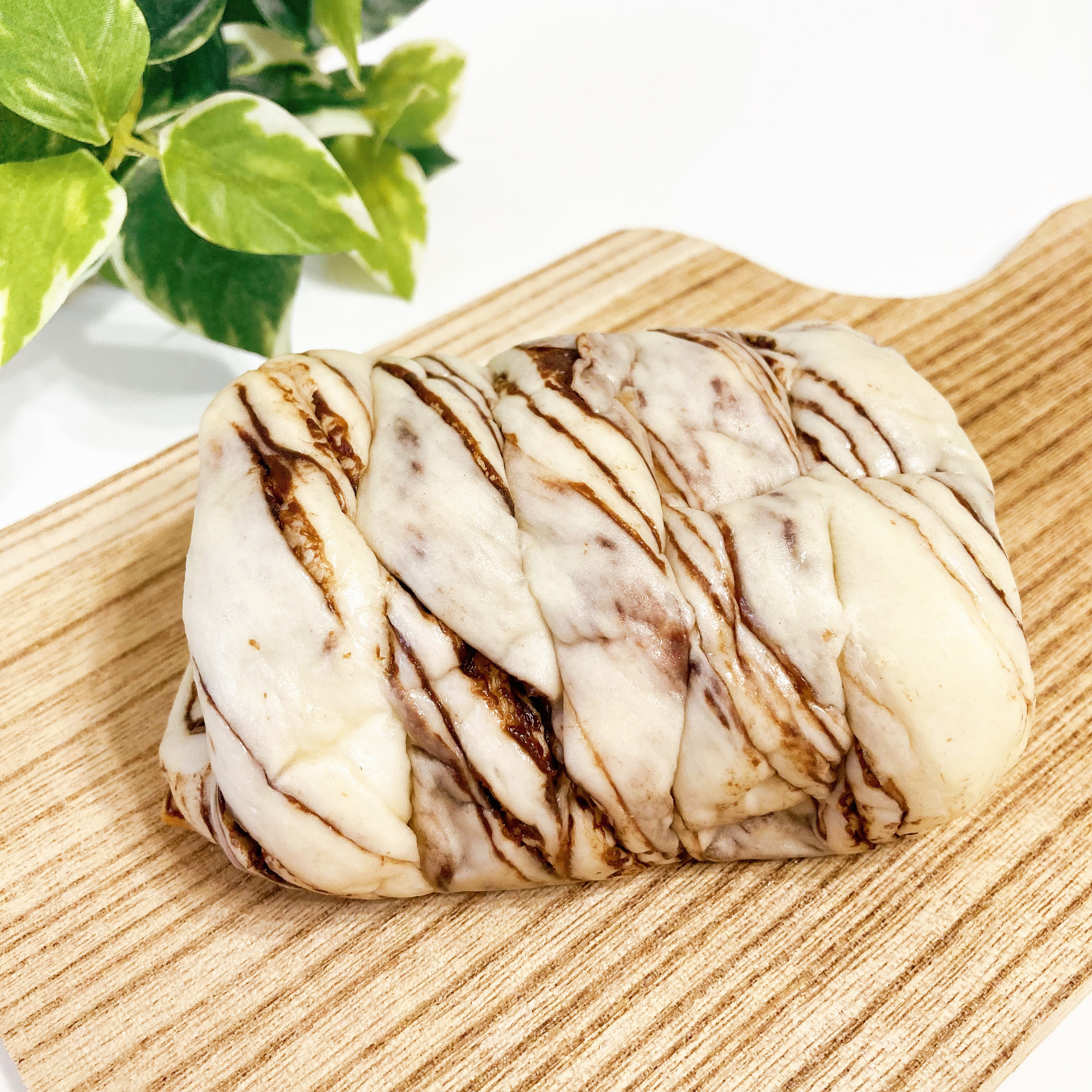 FamilyMart（ファミリーマート）のおすすめスイーツパン「たっぷりホイップコロネ（チョコ）」