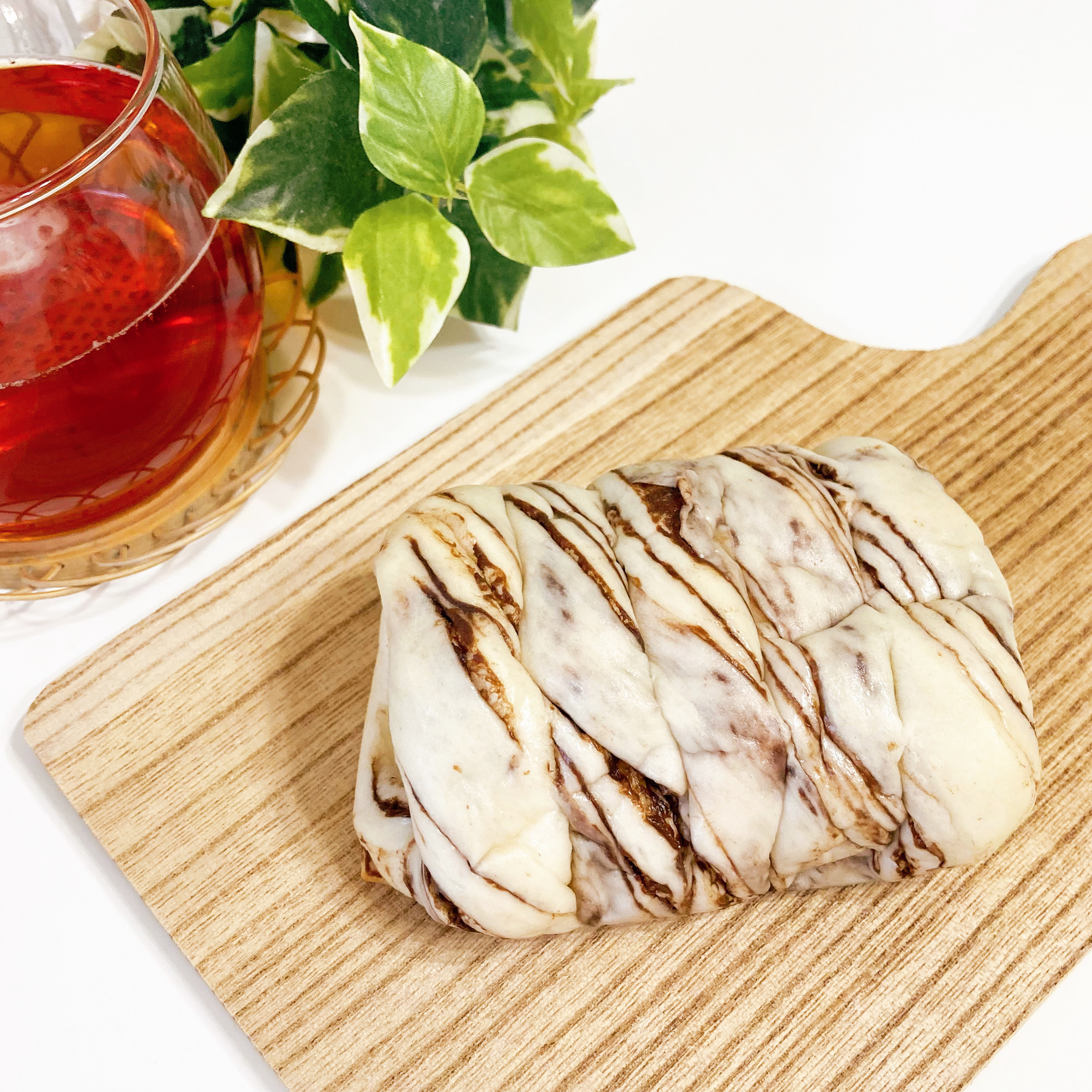 FamilyMart（ファミリーマート）のおすすめスイーツパン「たっぷりホイップコロネ（チョコ）」