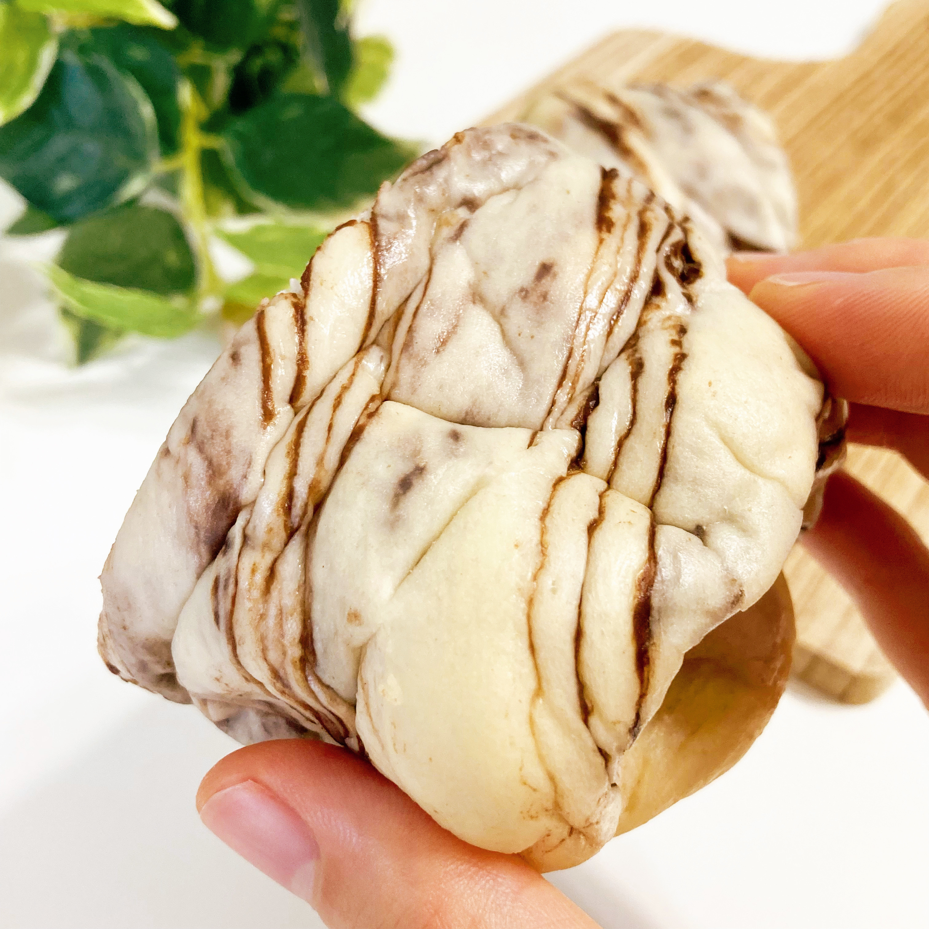 FamilyMart（ファミリーマート）のおすすめスイーツパン「たっぷりホイップコロネ（チョコ）」