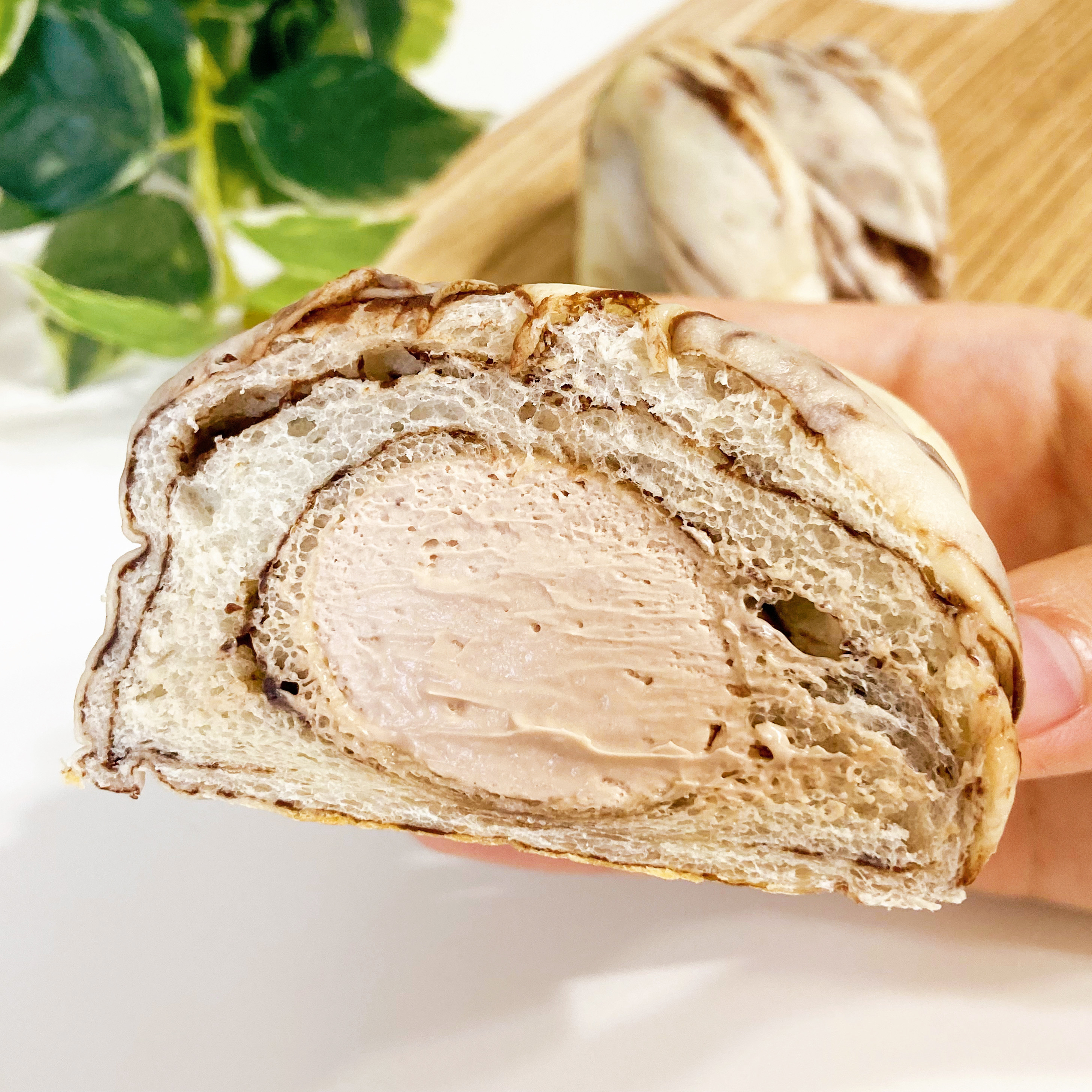 FamilyMart（ファミリーマート）のおすすめスイーツパン「たっぷりホイップコロネ（チョコ）」