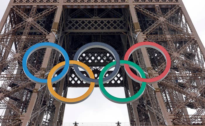Cincin Olimpiade digantung di bawah Menara Eiffel, melambangkan Olimpiade Musim Panas Paris 2024