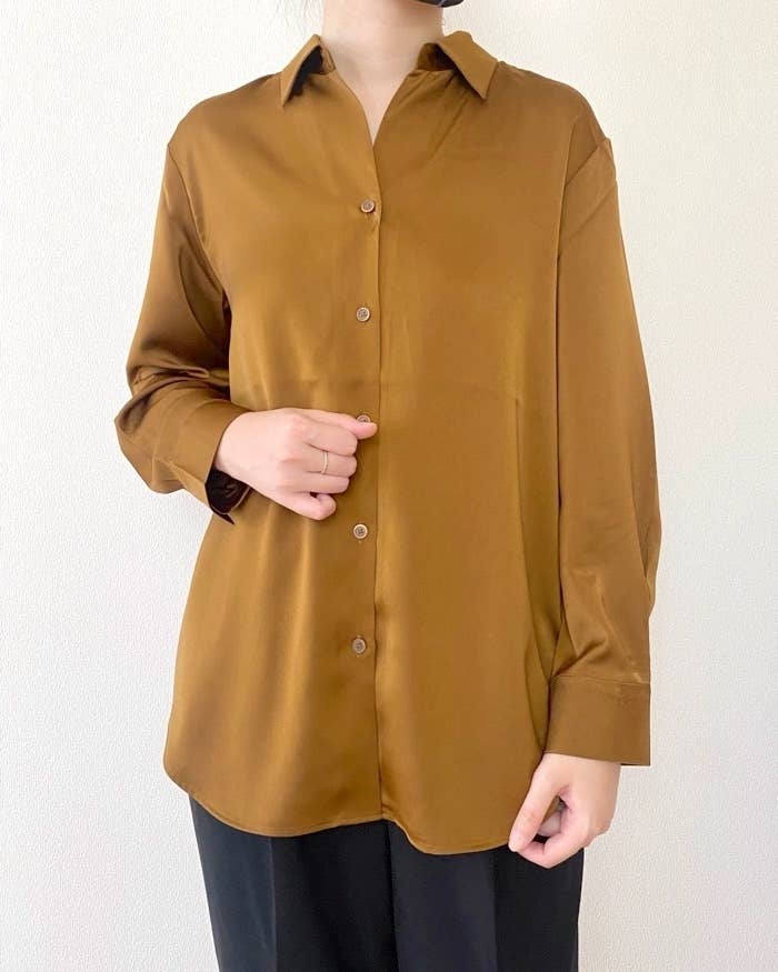 UNIQLO(ユニクロ)のおすすめファッションアイテム「サテンブラウス」