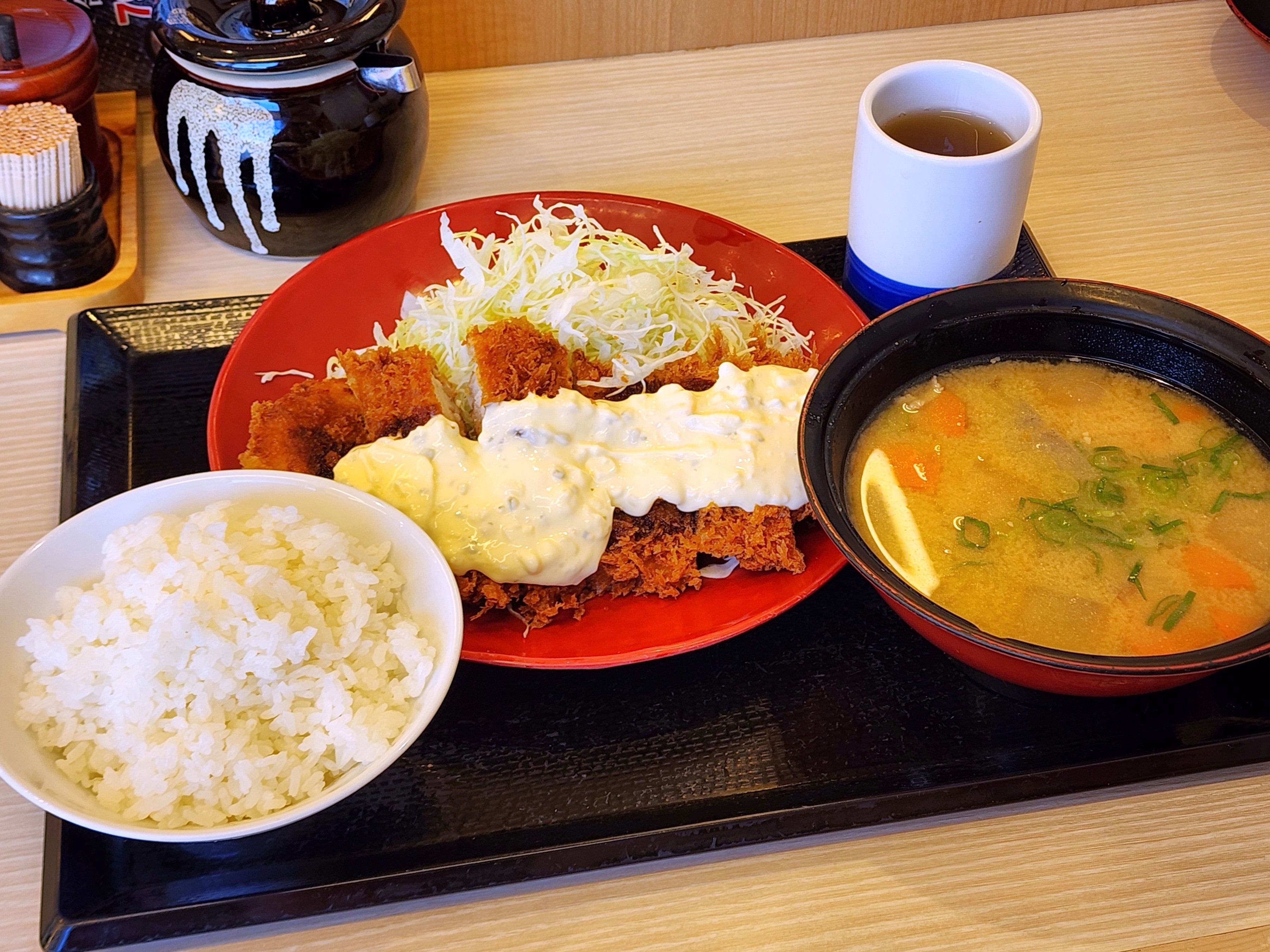 かつやのおすすめフード「タルタルチキンカツ定食」