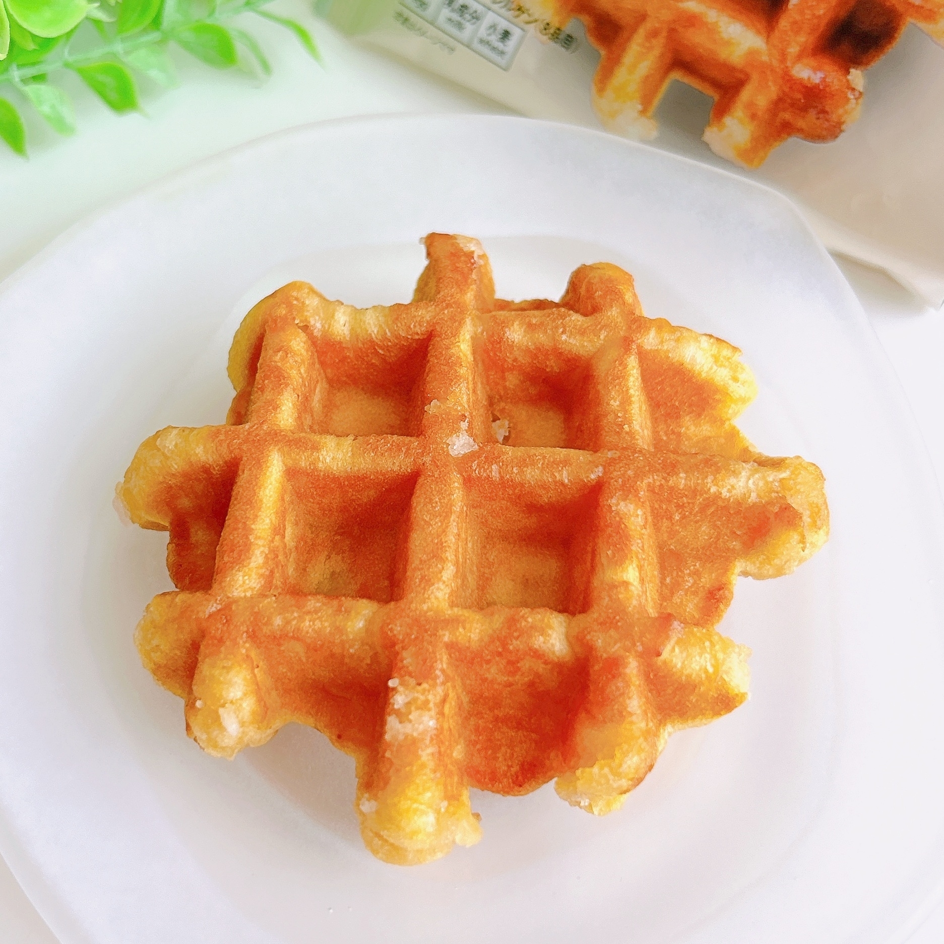 セブン-イレブンのおすすめスイーツ「7カフェ 発酵バター香るベルギーワッフル」。