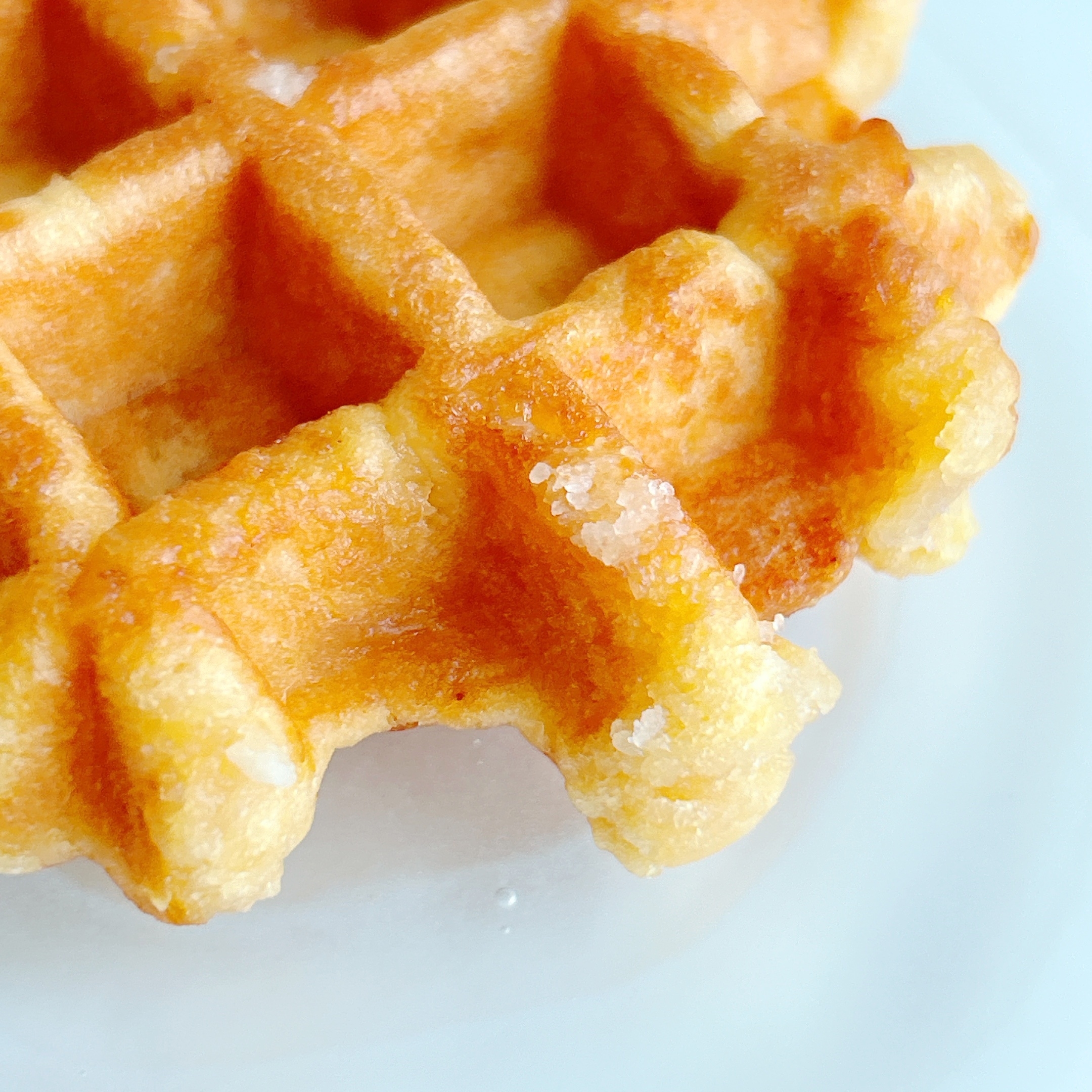 セブン-イレブンのおすすめスイーツ「7カフェ 発酵バター香るベルギーワッフル」。