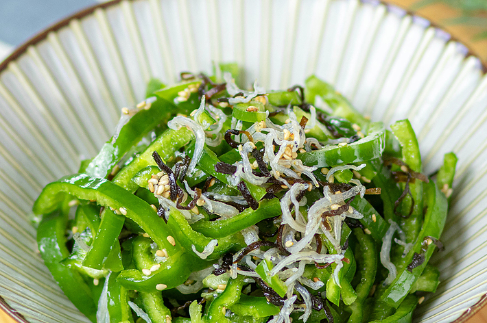 器に盛られたピーマンとジャコの和え物。