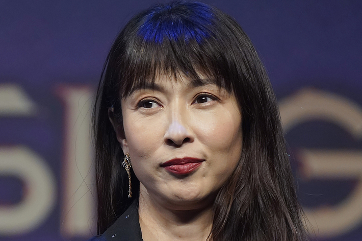 女性がマイクを持って話している場面。名前はわかりません。