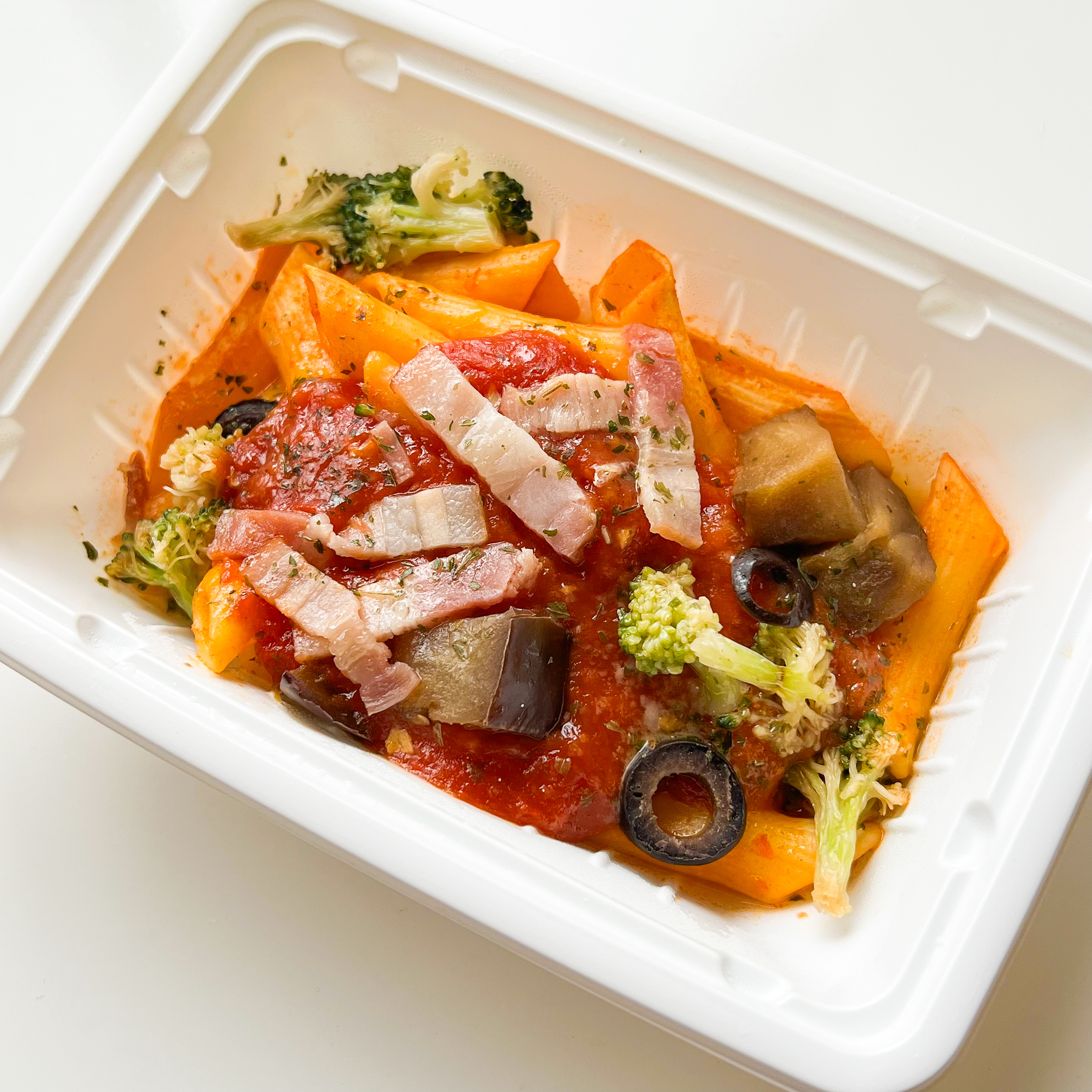 FamilyMart（ファミリーマート）のおすすめ冷凍食品「ちょこっとパスタ 茄子とベーコンのペンネアラビアータ」