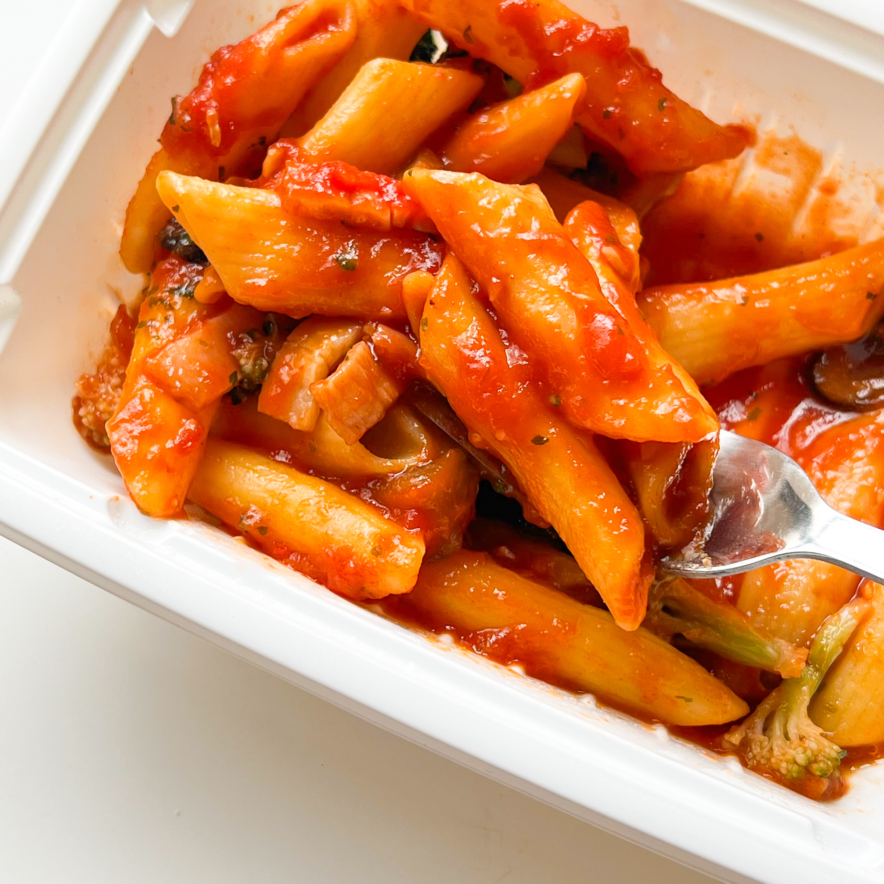 FamilyMart（ファミリーマート）のおすすめ冷凍食品「ちょこっとパスタ 茄子とベーコンのペンネアラビアータ」