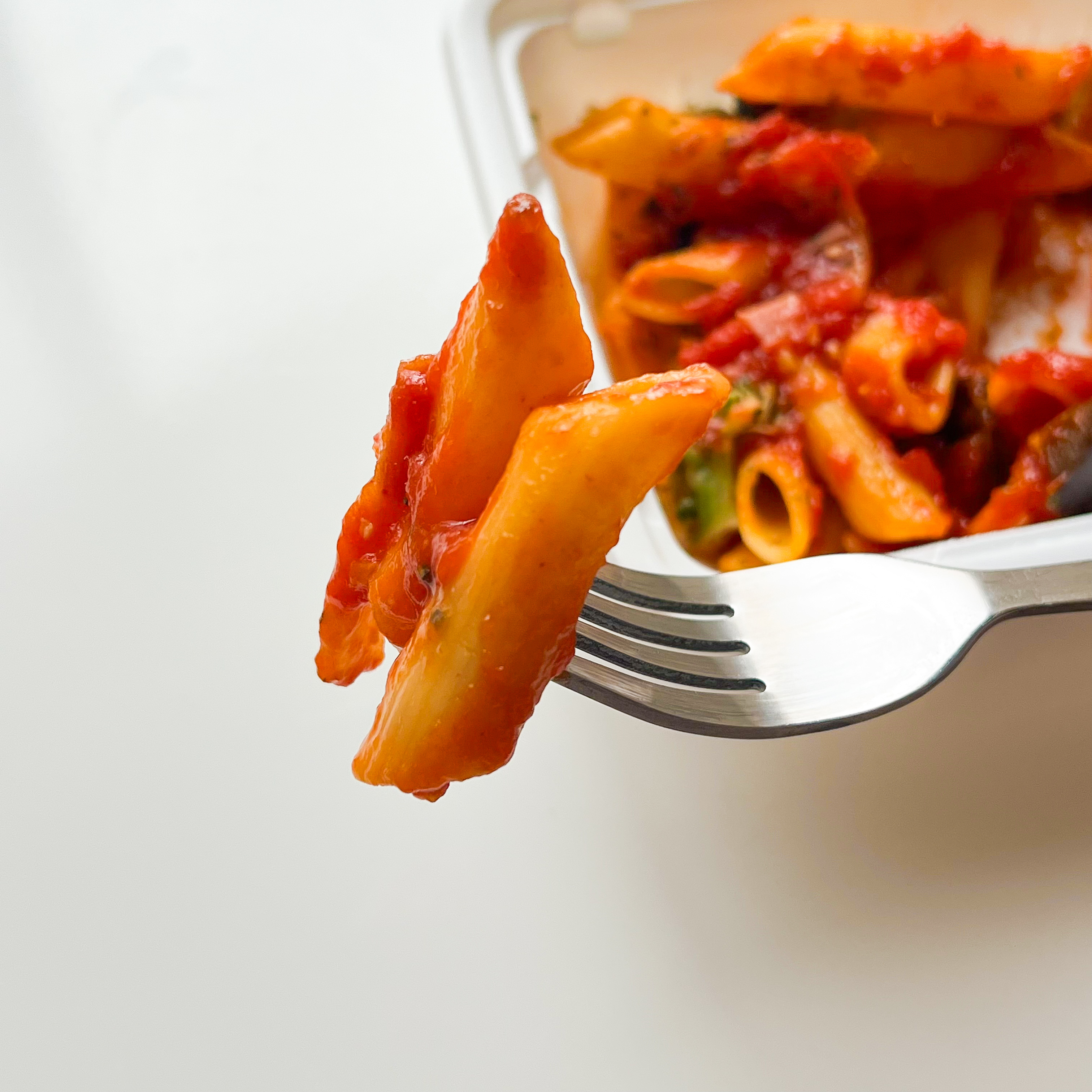 FamilyMart（ファミリーマート）のおすすめ冷凍食品「ちょこっとパスタ 茄子とベーコンのペンネアラビアータ」