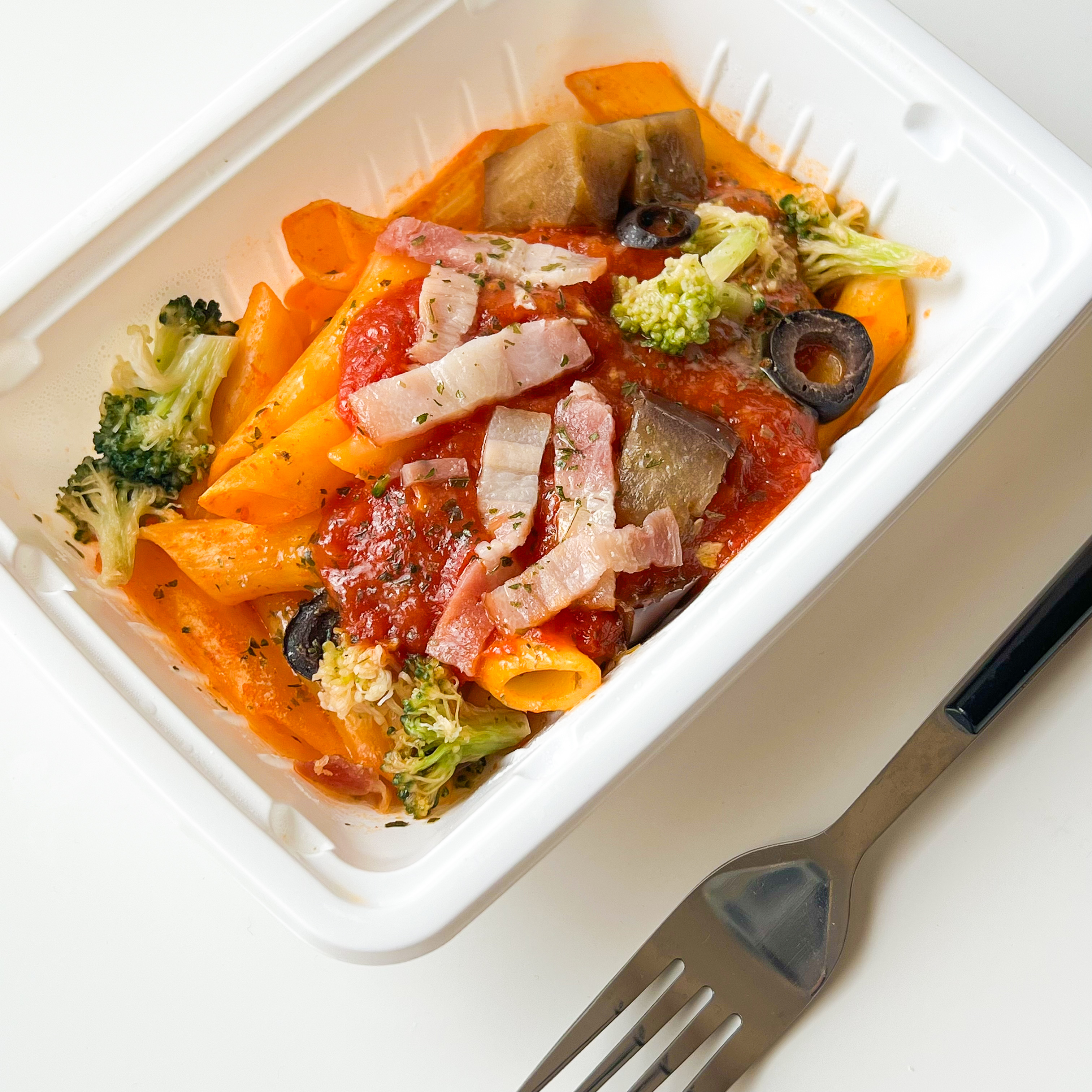 FamilyMart（ファミリーマート）のおすすめ冷凍食品「ちょこっとパスタ 茄子とベーコンのペンネアラビアータ」