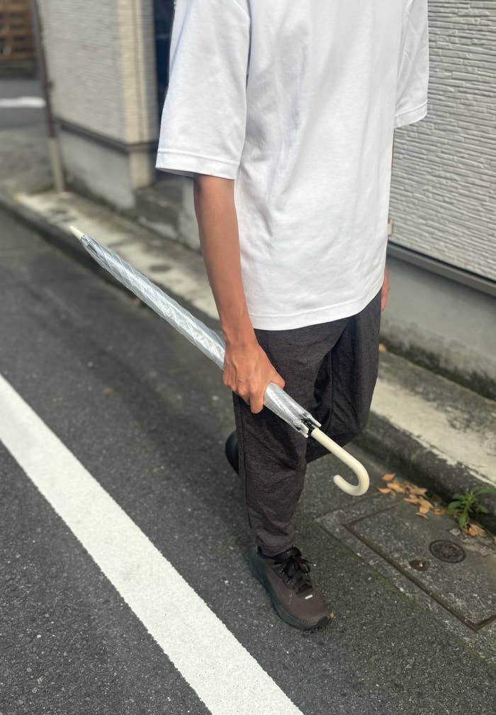 実際に傘を水平に持って検証する人の写真（BuzzFeed Japan）