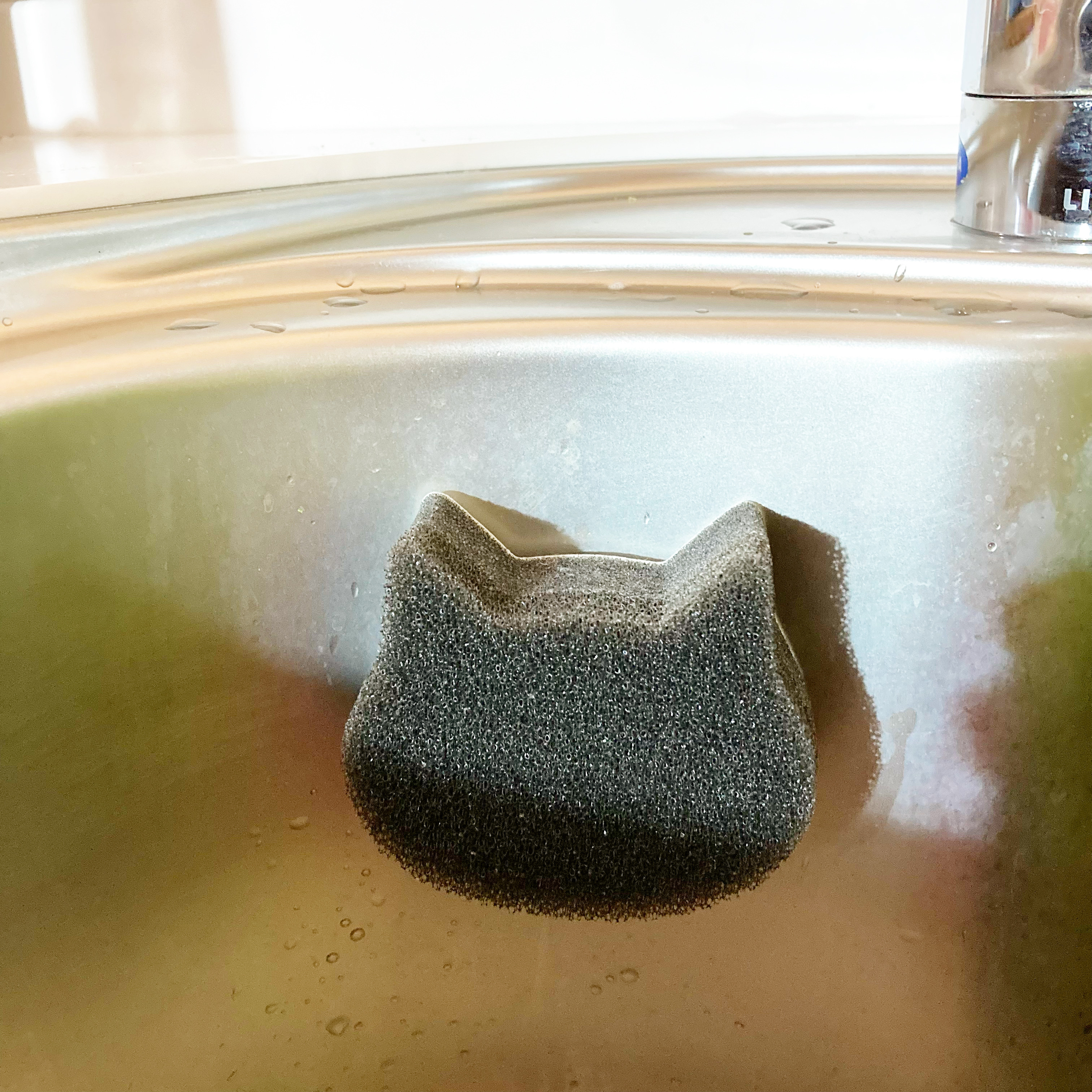 キャンドゥのオシャレキッチングッズ「ネコピカPETAKORA シンク洗い」