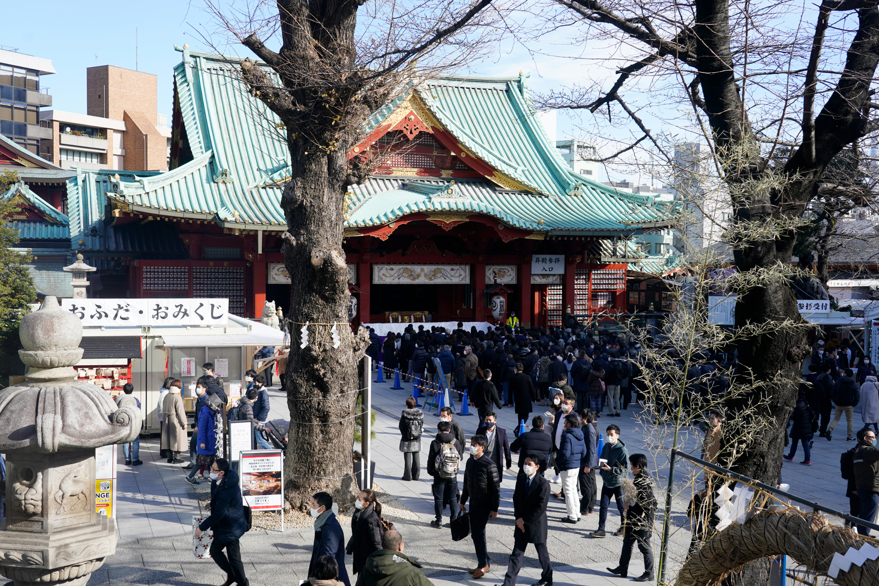 東京の神社で人々が参拝待ちをしている様子。