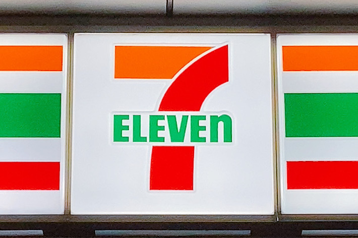 セブンイレブンの店頭の看板。新商品「あったか麺」の宣伝文が表示されています。