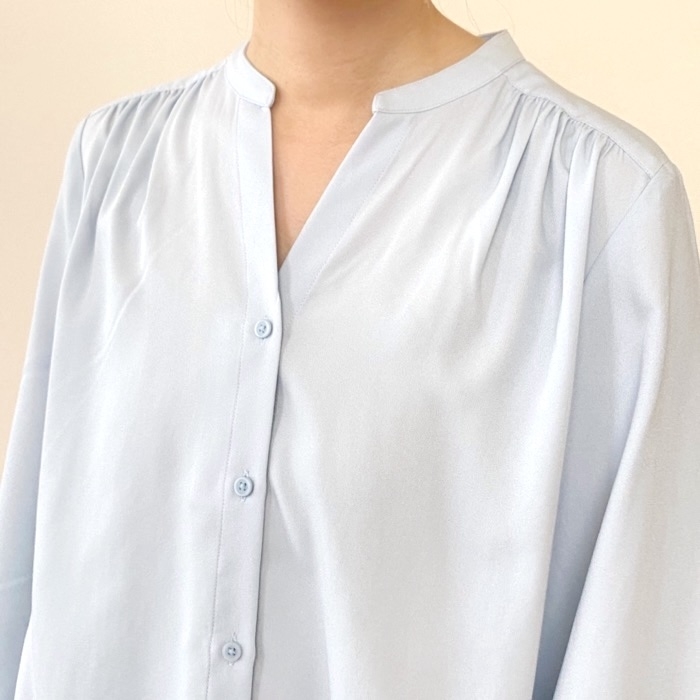 UNIQLO（ユニクロ）のおすすめファッションアイテム「レーヨンギャザーブラウス」