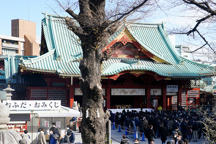 東京の神社で人々が参拝待ちをしている様子。