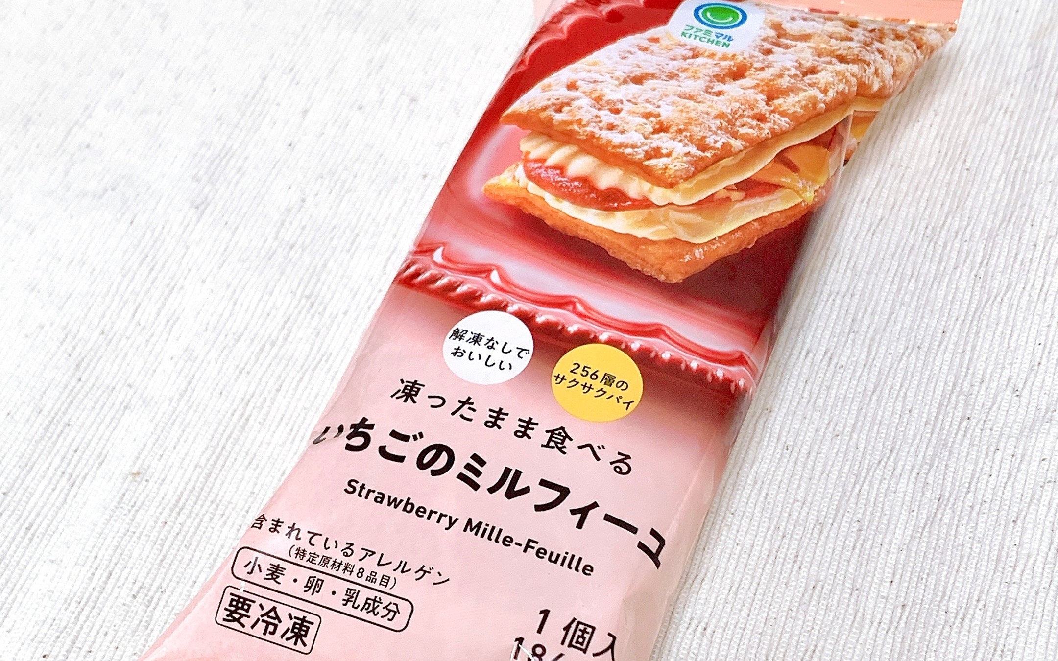 FamilyMart(ファミリーマート)のおすすめの冷凍スイーツ「凍ったまま食べる いちごのミルフィーユ」
