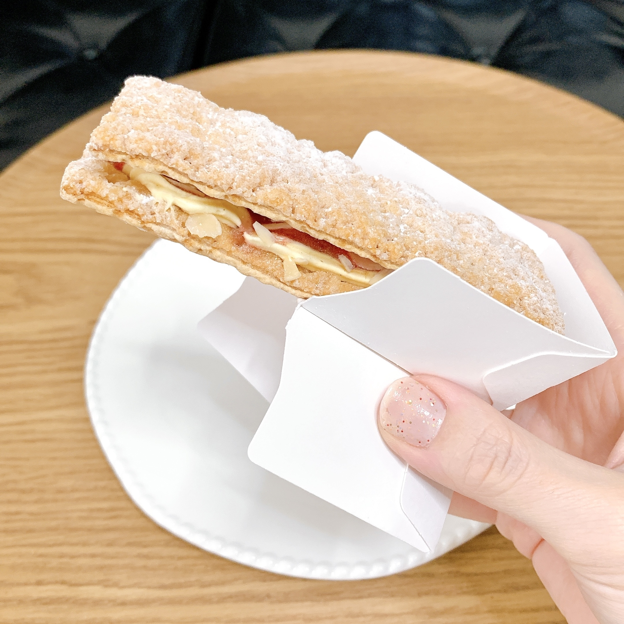 FamilyMart(ファミリーマート)のおすすめの冷凍スイーツ「凍ったまま食べる いちごのミルフィーユ」