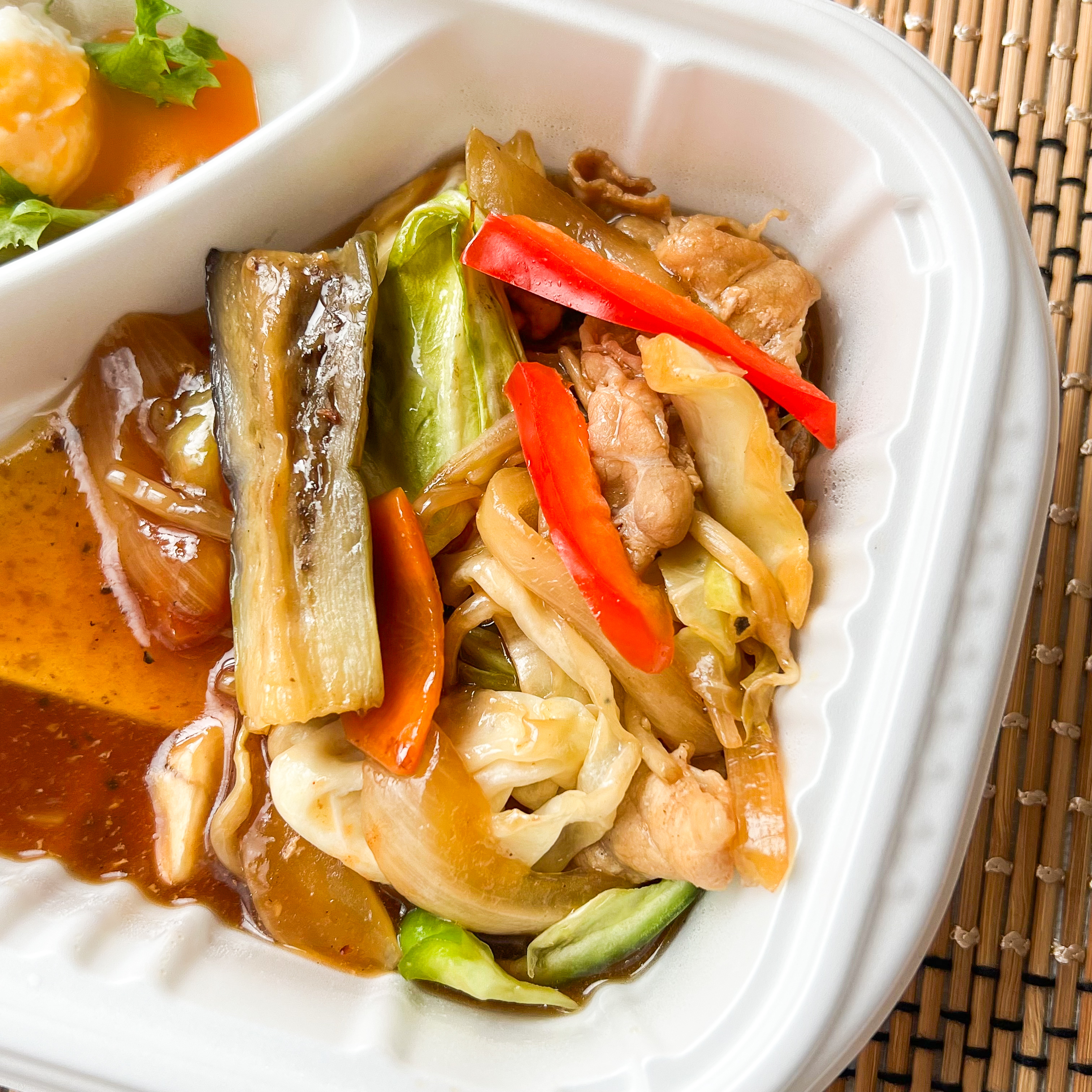 ほっかほっか亭のおすすめ弁当「肉野菜炒め ヤンニョムチキン弁当」