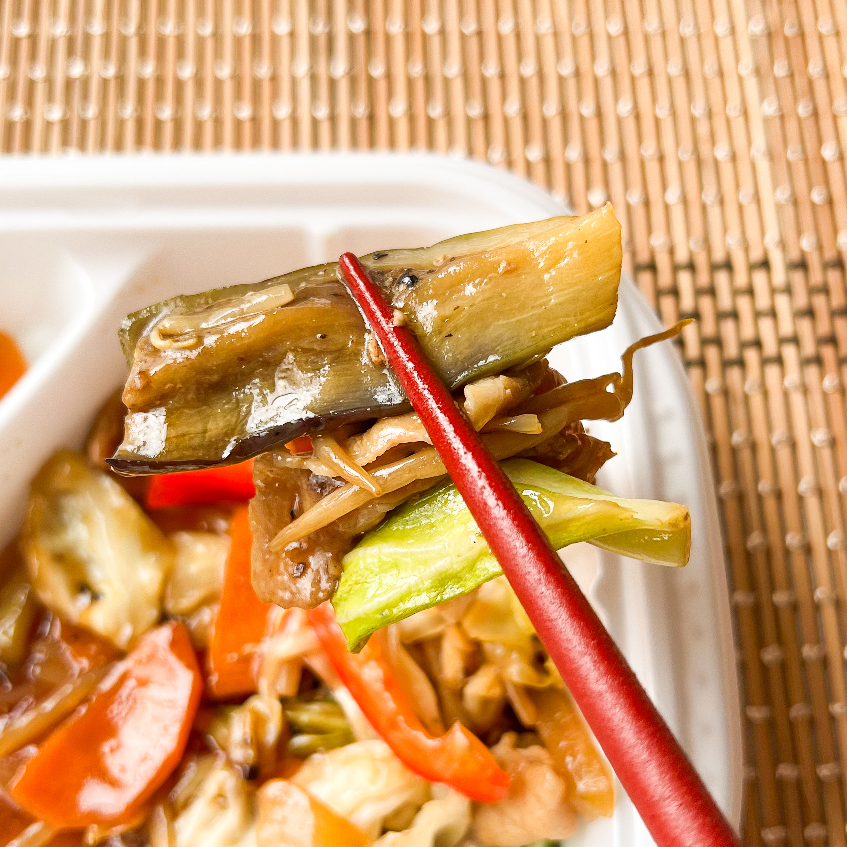 ほっかほっか亭のおすすめ弁当「肉野菜炒め ヤンニョムチキン弁当」