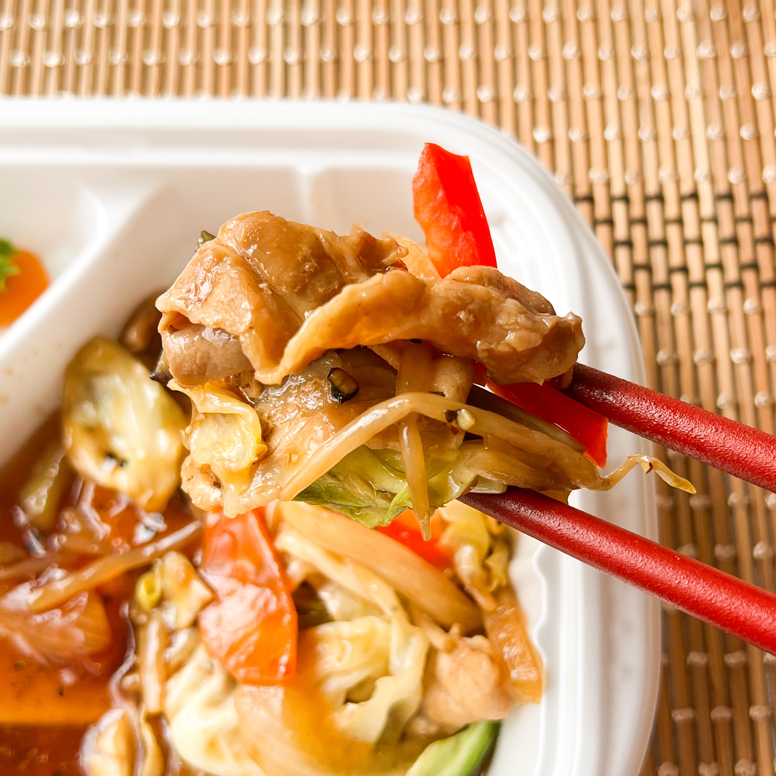 ほっかほっか亭のおすすめ弁当「肉野菜炒め ヤンニョムチキン弁当」