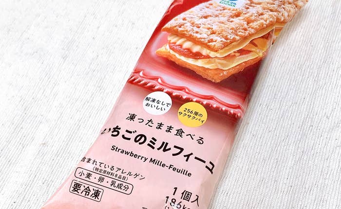 FamilyMart(ファミリーマート)のおすすめの冷凍スイーツ「凍ったまま食べる いちごのミルフィーユ」