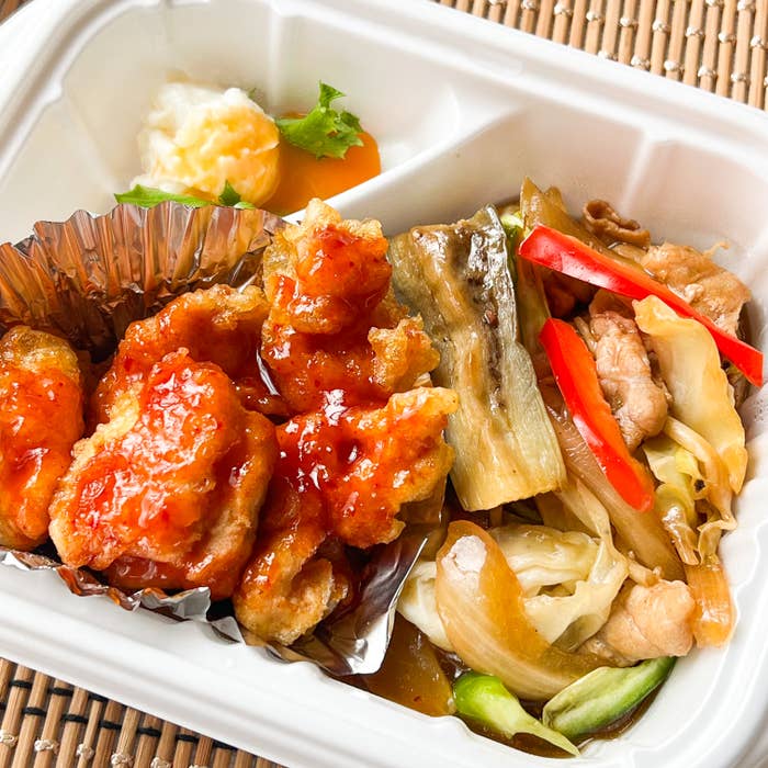 ほっかほっか亭のおすすめ弁当「肉野菜炒め ヤンニョムチキン弁当」