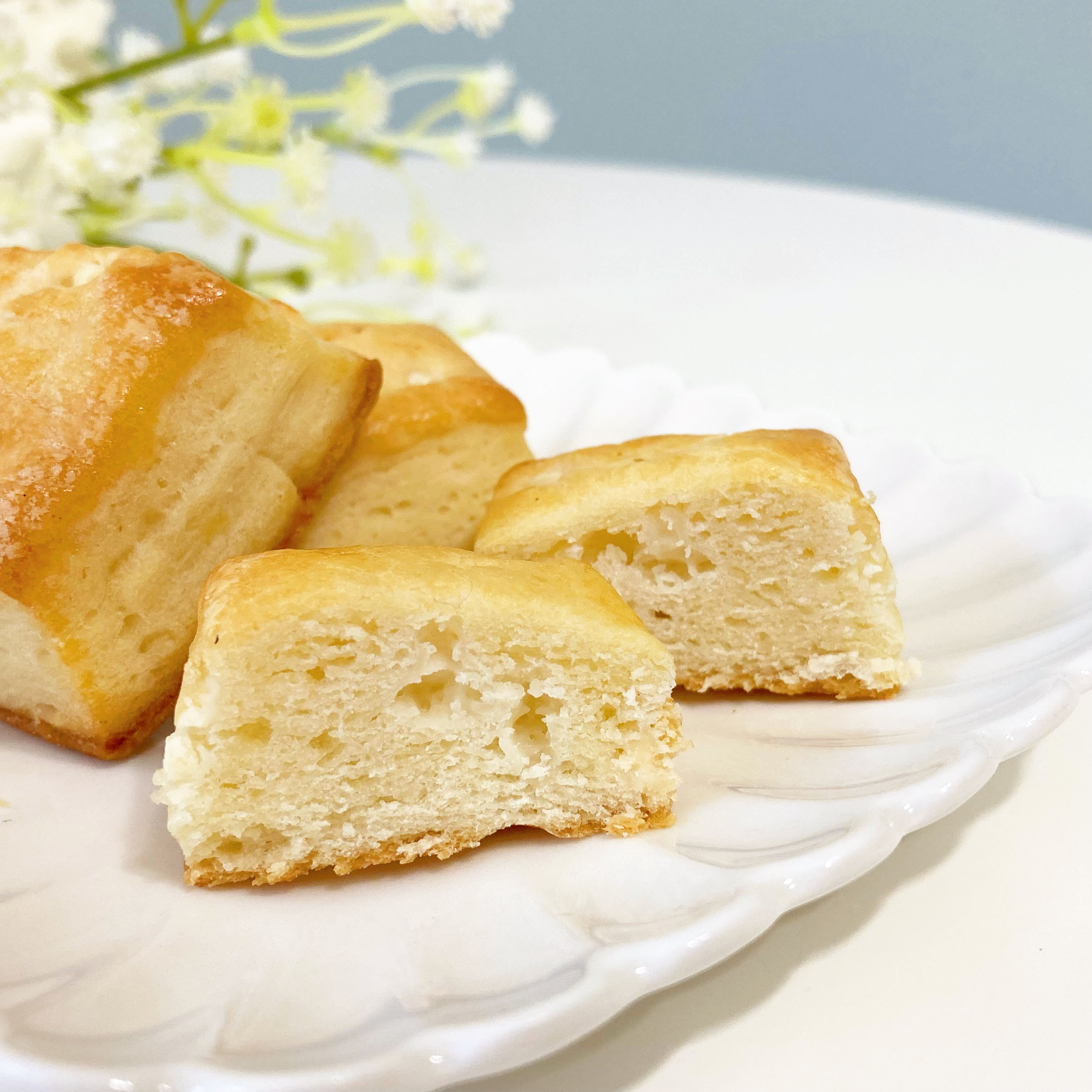 FamilyMart(ファミリーマート)の贅沢スイーツ「生スコーン6個入(ホワイトチョコ)」