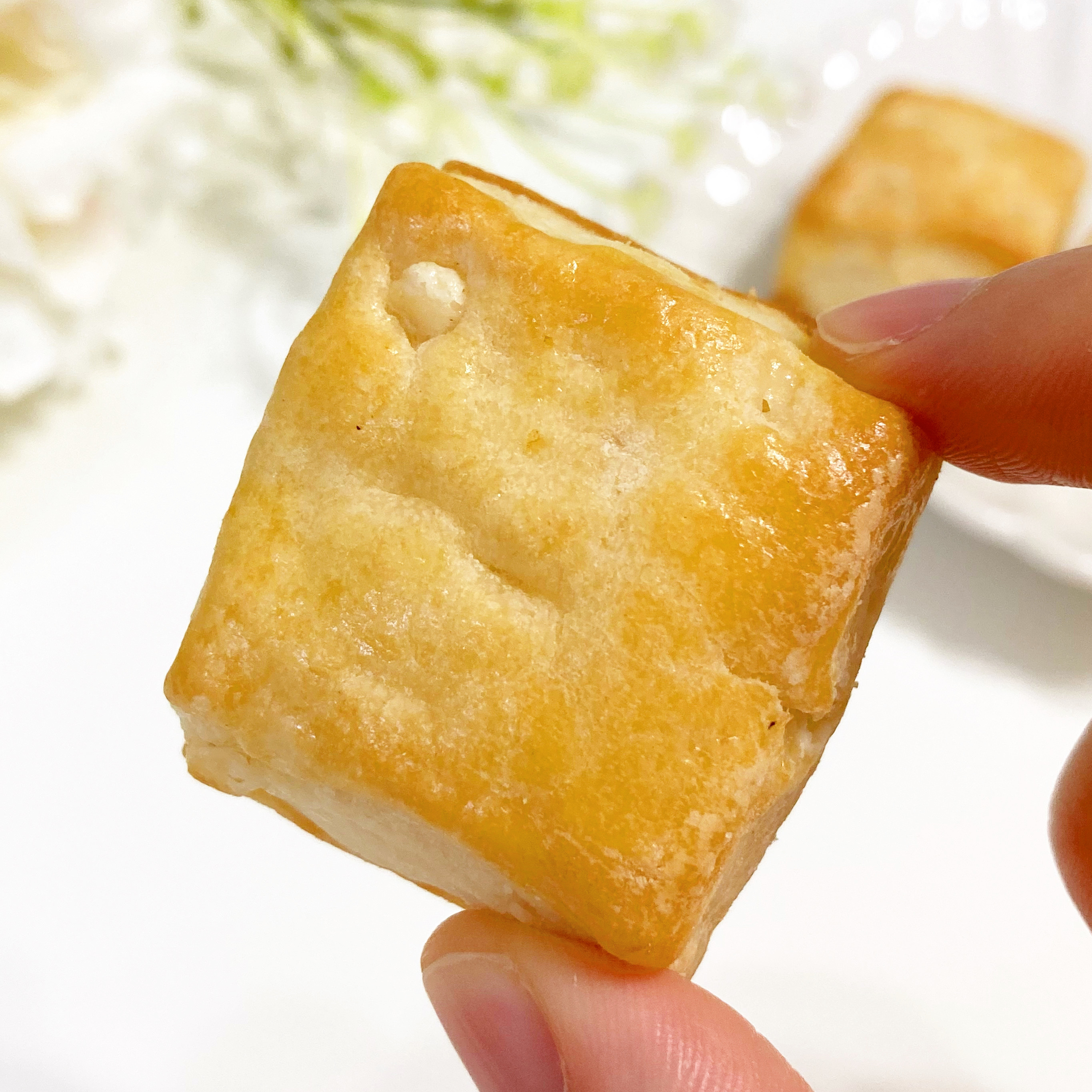 FamilyMart(ファミリーマート)の贅沢スイーツ「生スコーン6個入(ホワイトチョコ)」