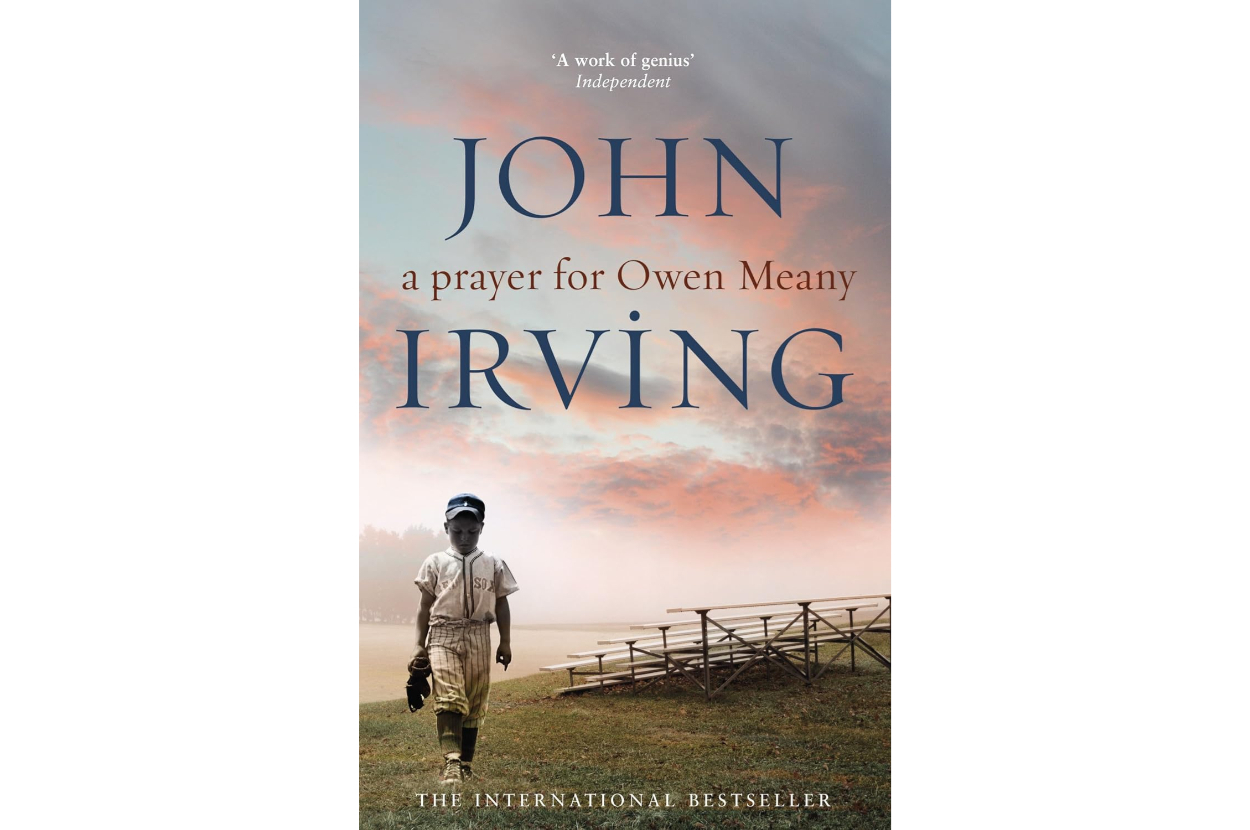 Book cover of "A Prayer for Owen Meany" by John Irving, featuring a child in sportswear on a field with bleachers. The text highlights it as an international bestseller