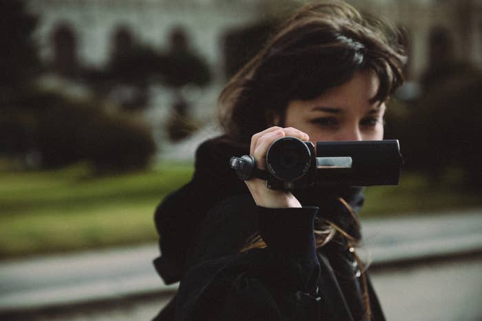 ハンディカムを構える女性