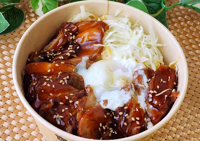 LAWSON(ローソン)のおすすめフード「直火で炙った焼豚丼」