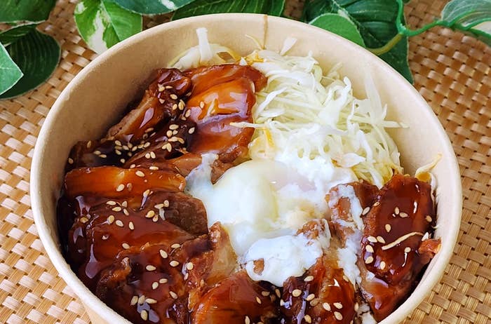 LAWSON(ローソン)のおすすめフード「直火で炙った焼豚丼」