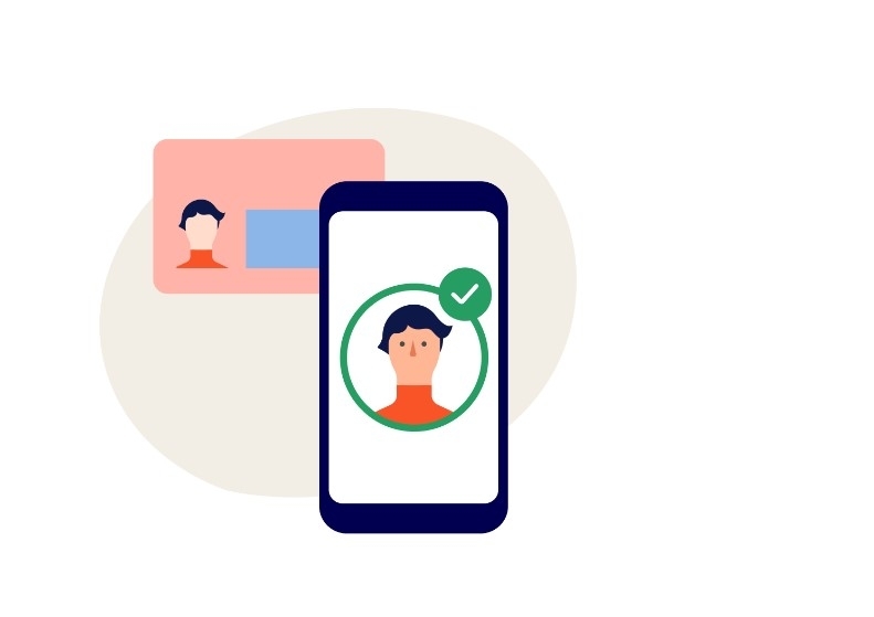 スマートフォンの画面に表示された人物の確認完了を示すチェックマークと、紙に印刷された同じ人物の写真。