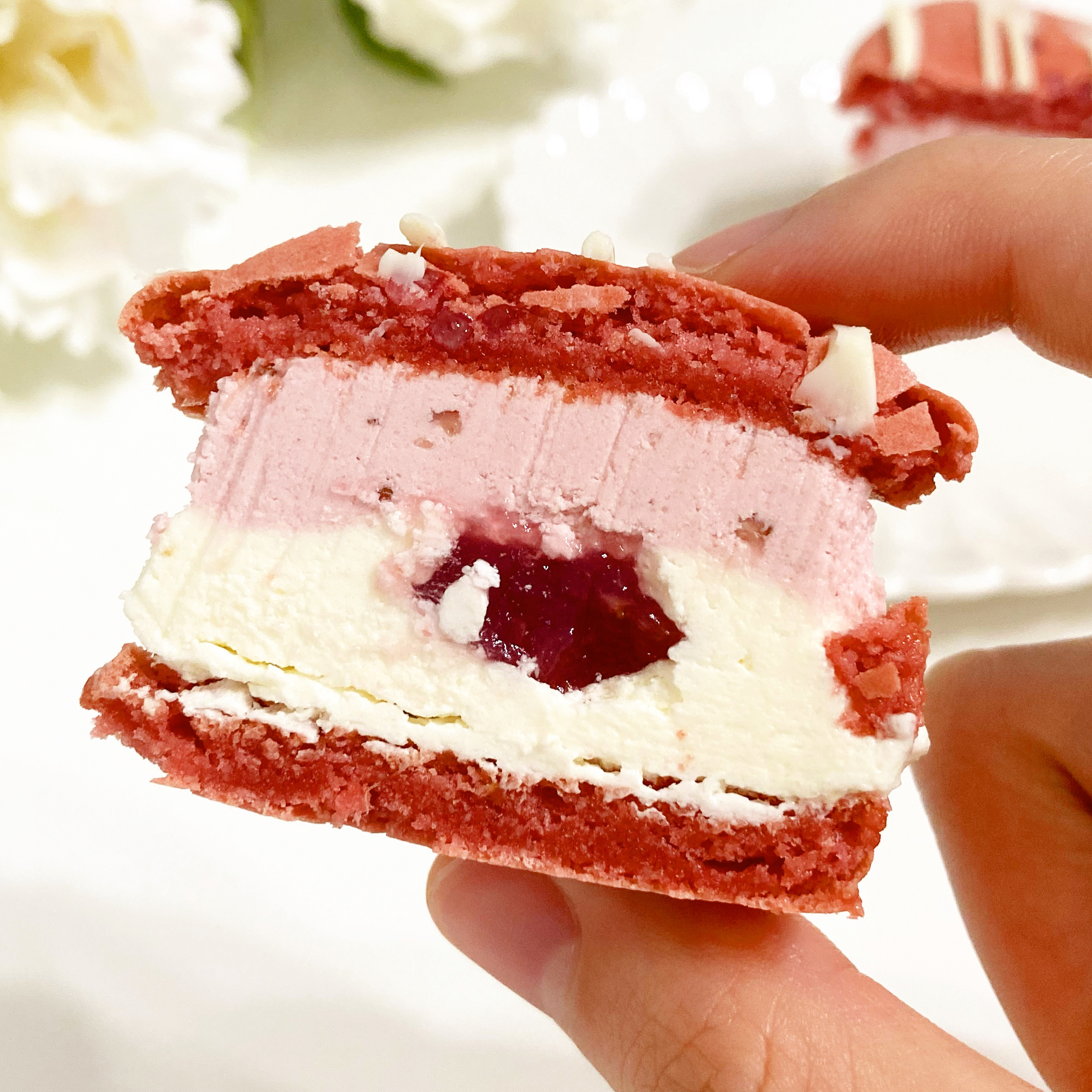 FamilyMart（ファミリーマート）のおすすめスイーツ「マカロンサンド いちごみるく」