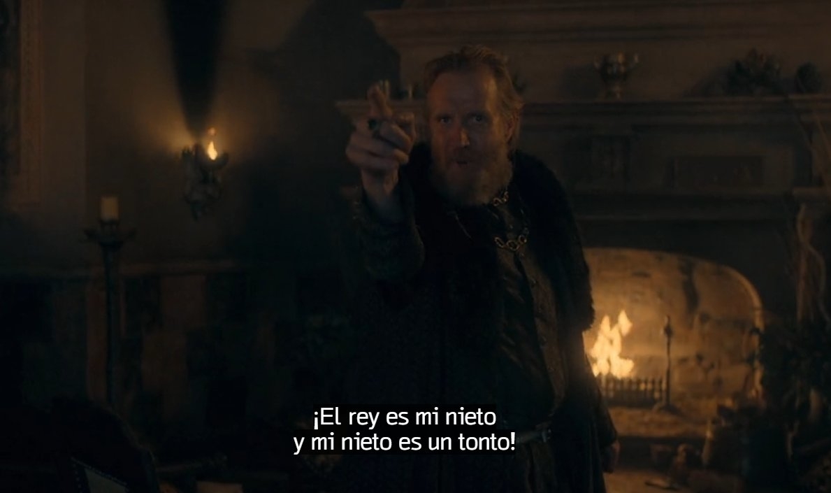 Un hombre en una habitación oscura y antigua, apunta con el dedo y dice: "¡El rey es mi nieto y mi nieto es un tonto!"